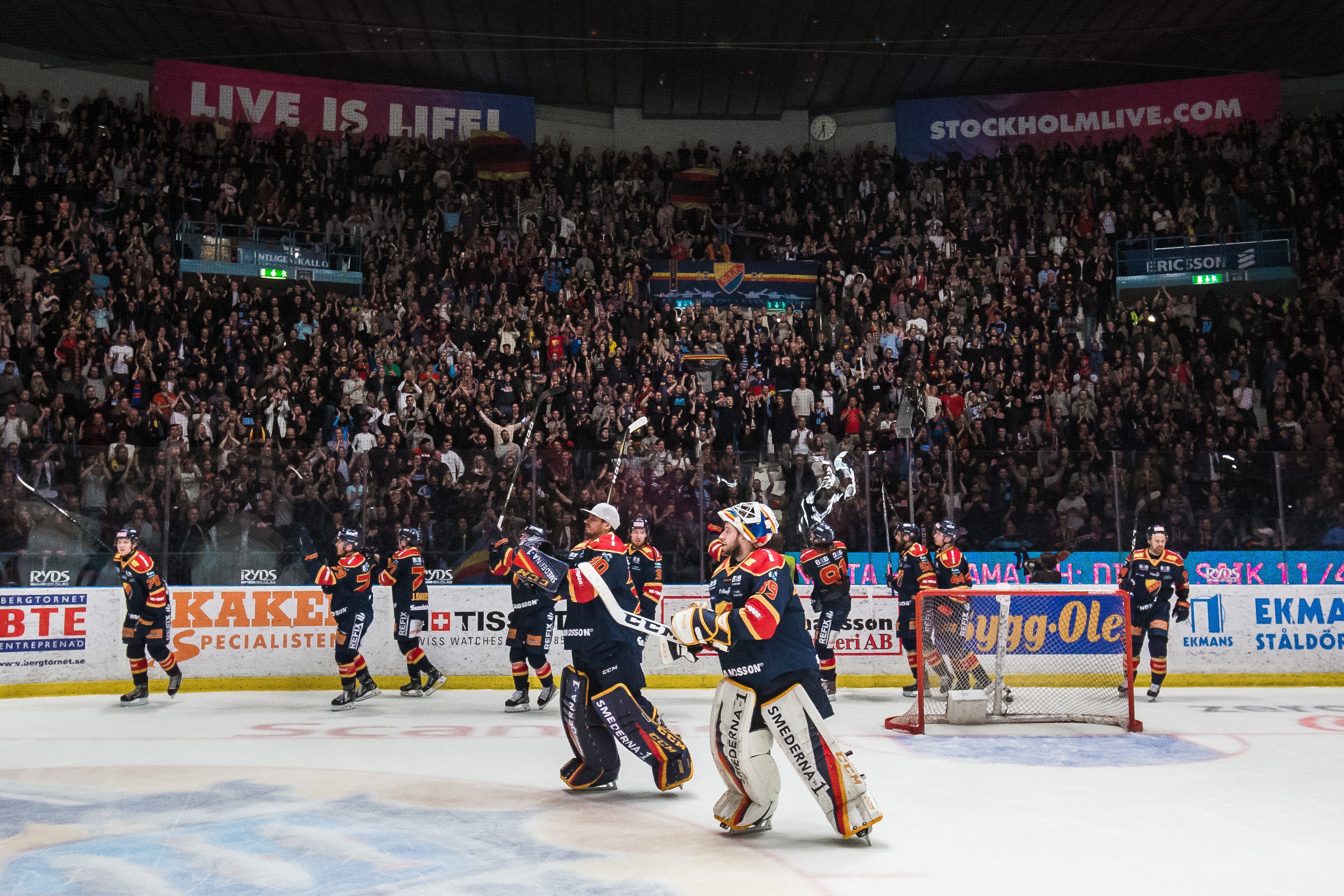 Djurgårdens segerfirande på isen efter gårdagens vinst