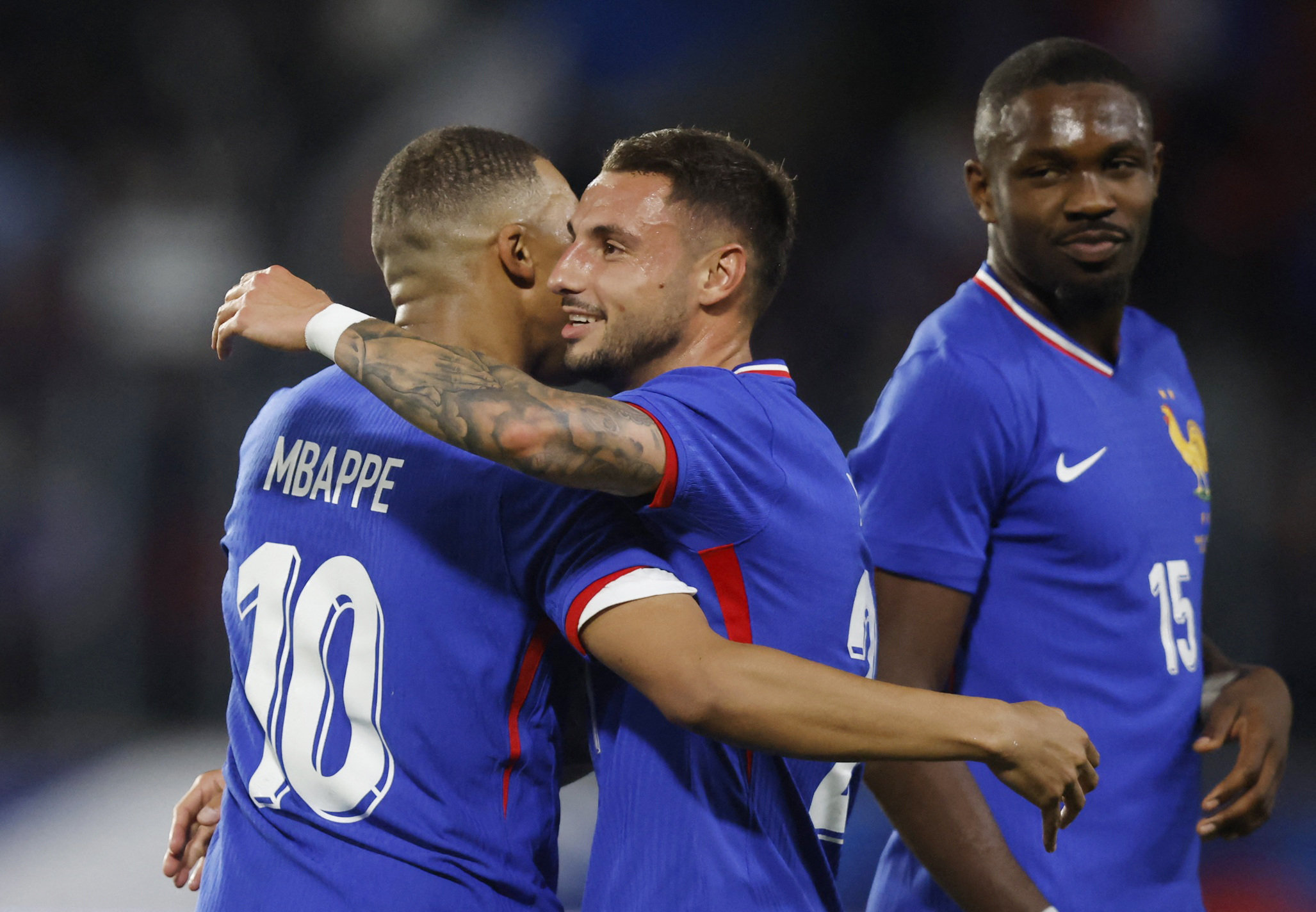 Favoriten Frankrike kliver in i turneringen