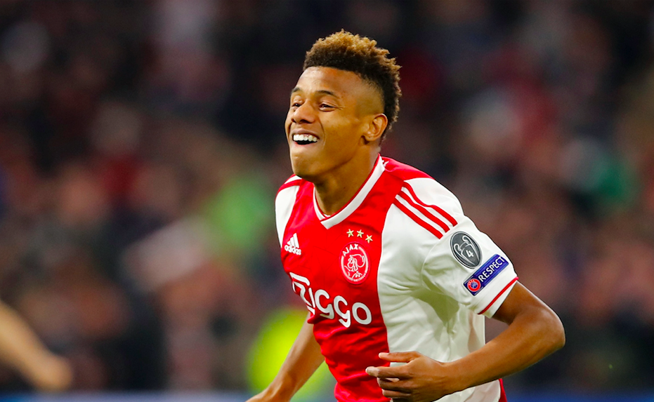 Manchester United lägger bud på Ajax-spelaren