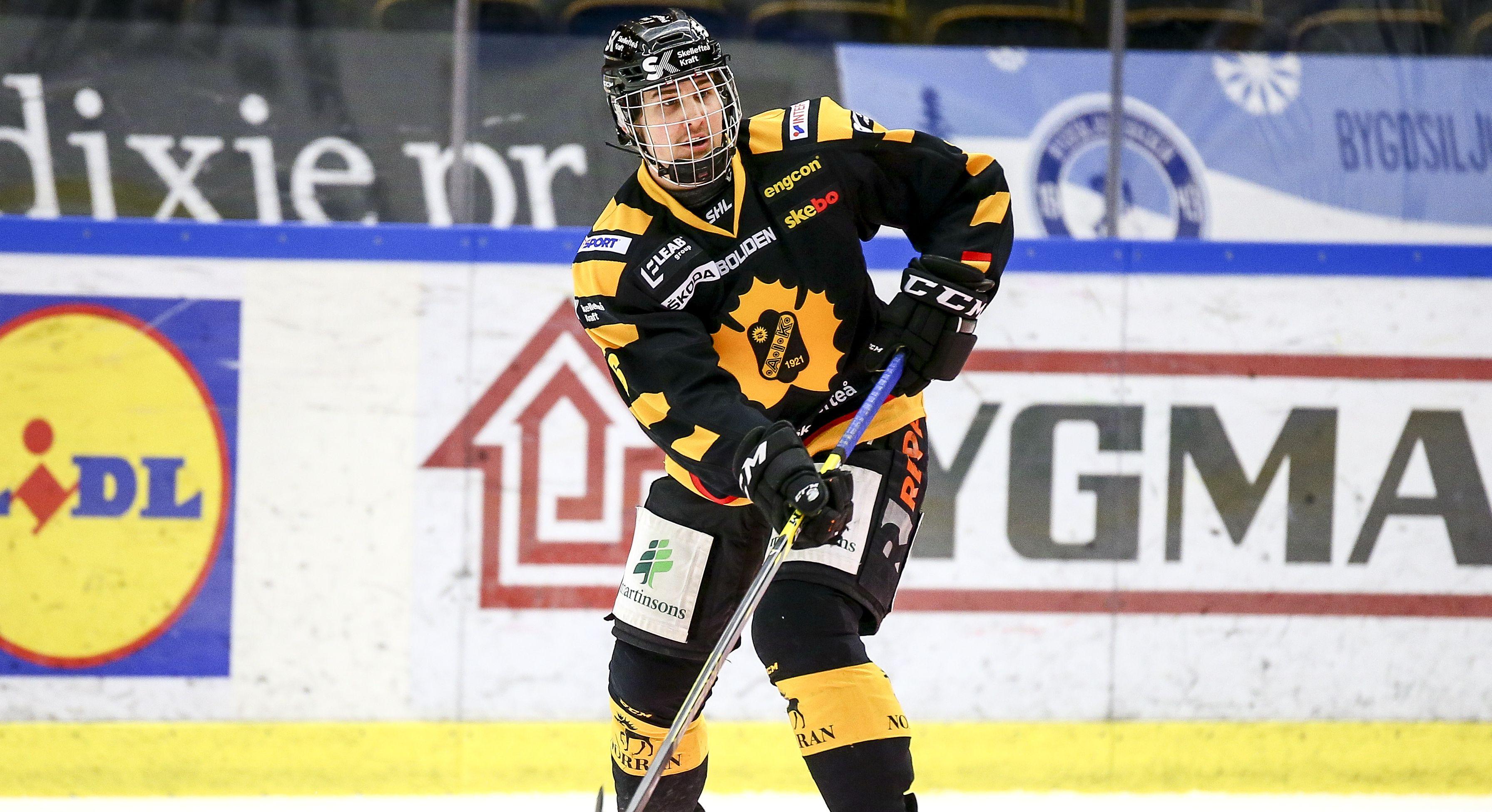 Inledde säsongen i HockeyAllsvenskan - nu förlänger backen kontraktet med Hockeyettan-klubben