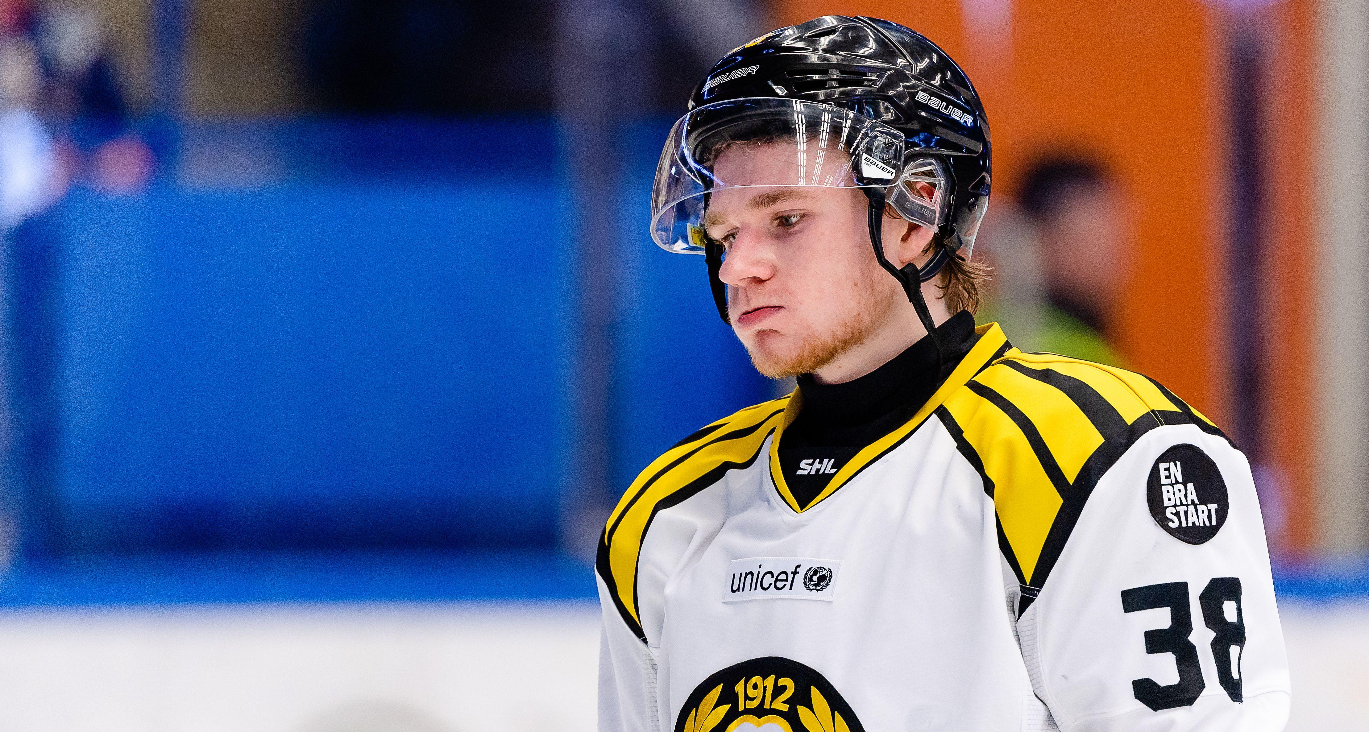 Den SHL-meriterade forwarden blir kvar i Hockeyettan-laget