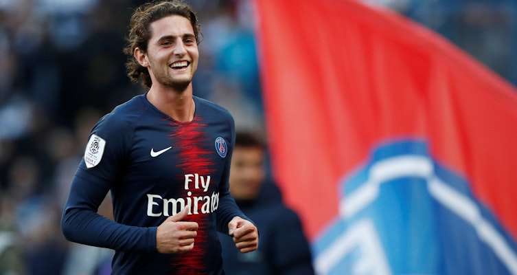 Liverpool kan snuva Manchester United på mittfältaren