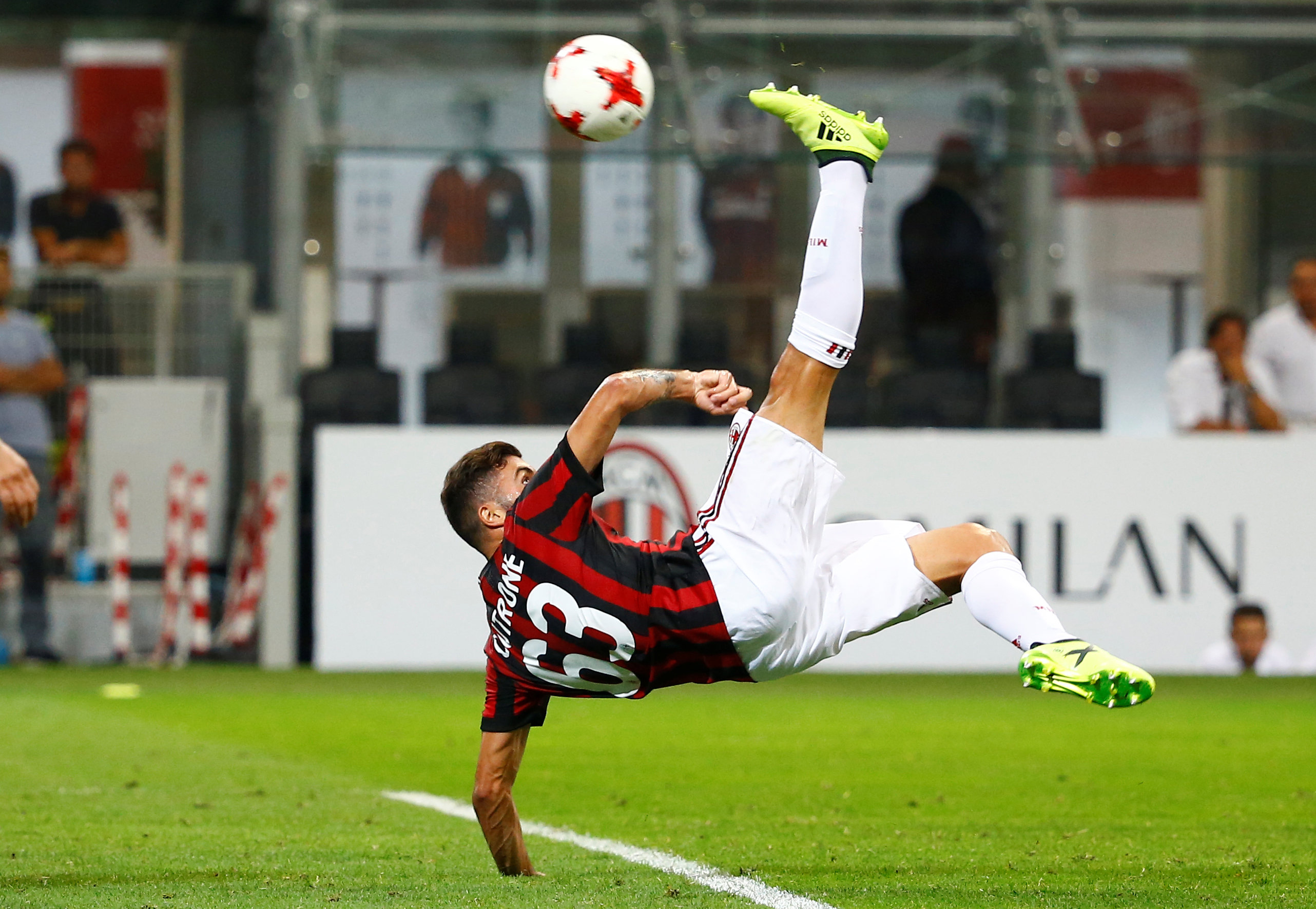 Milan-talangen skiner bland storköpen