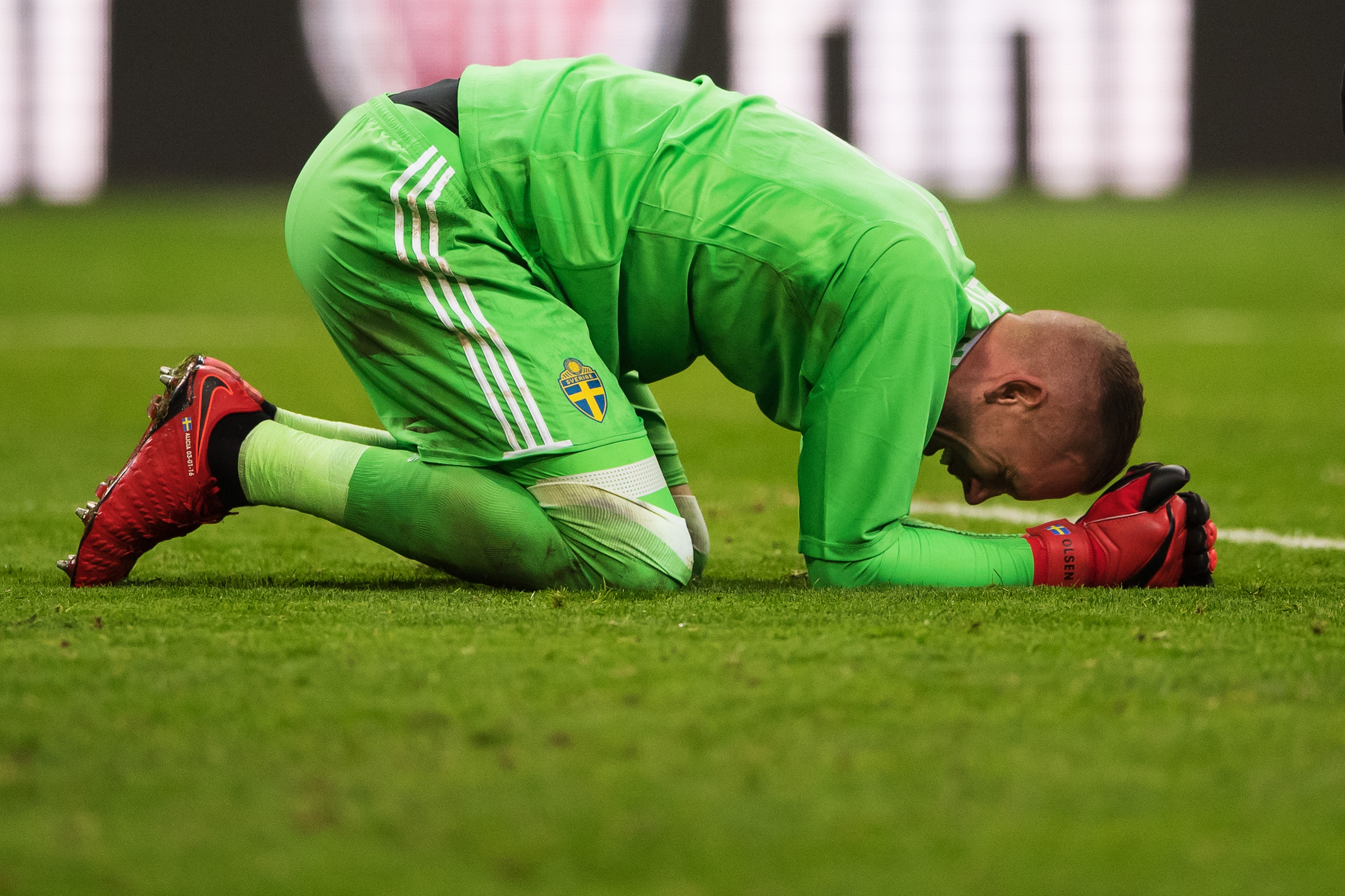 Svenska oron - Olsen utburen på bår: ”Kan ha brutit nyckelbenet”