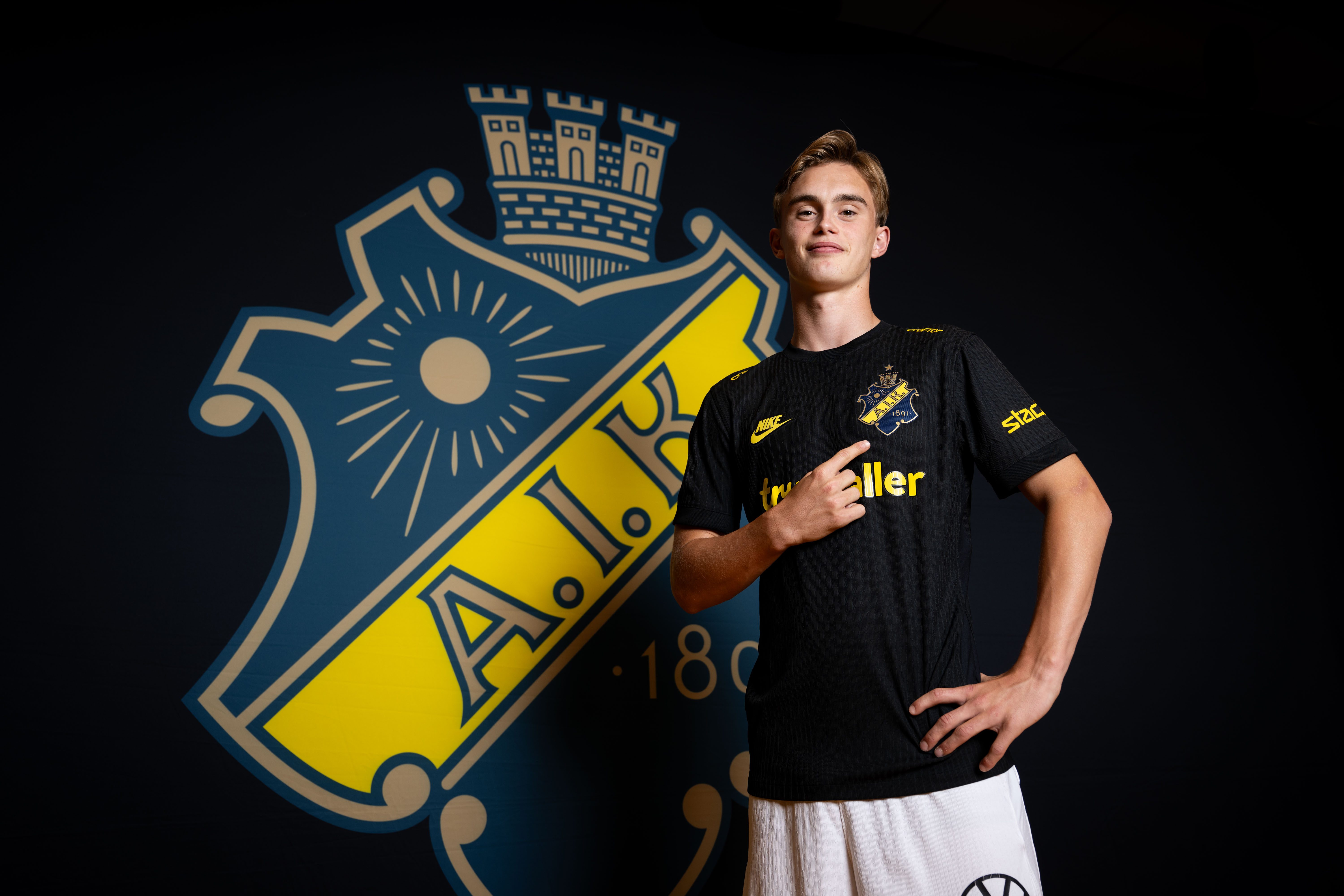 Yannick Geiger skriver A-kontrakt med AIK