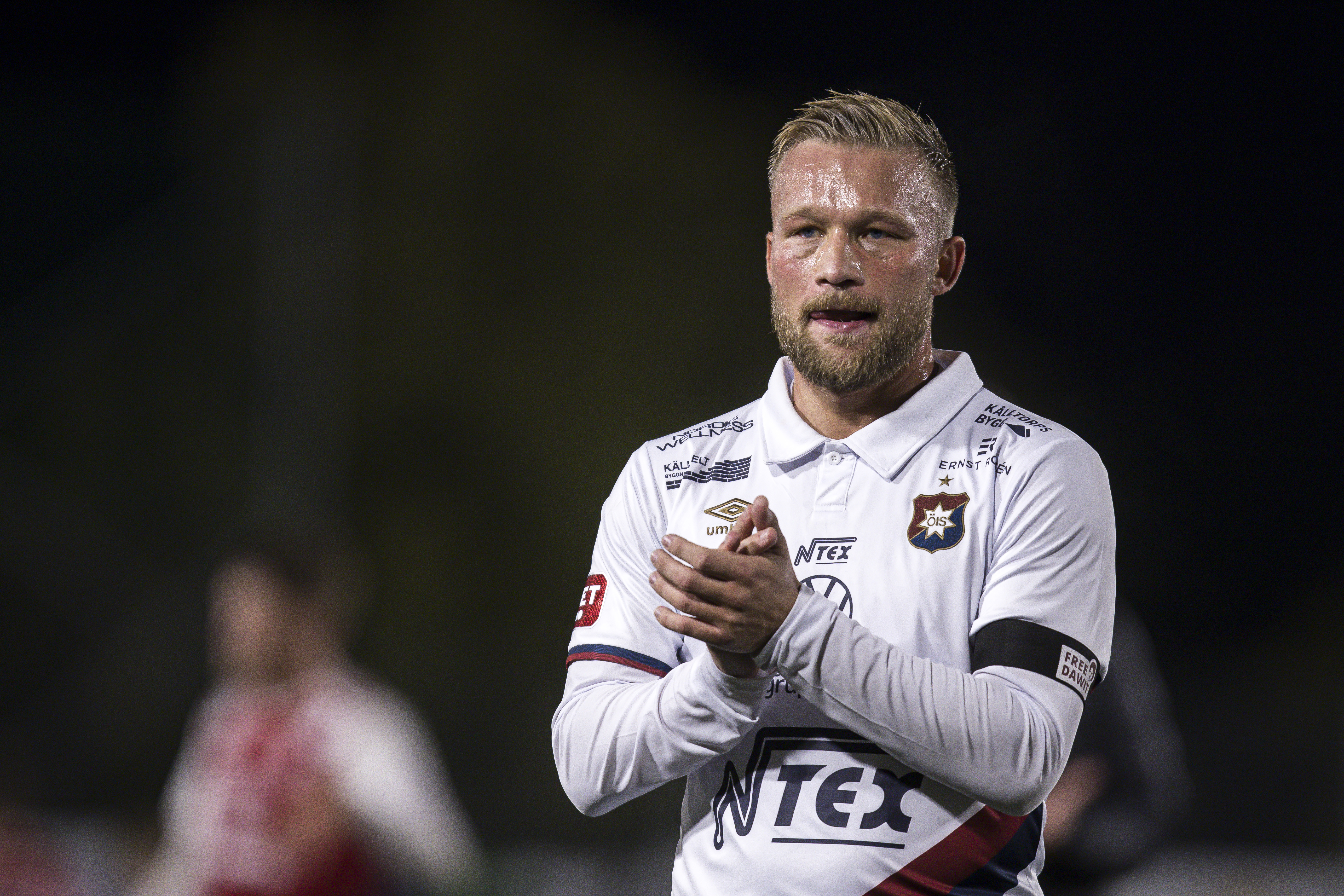 Nicklas Bärkroth lägger av