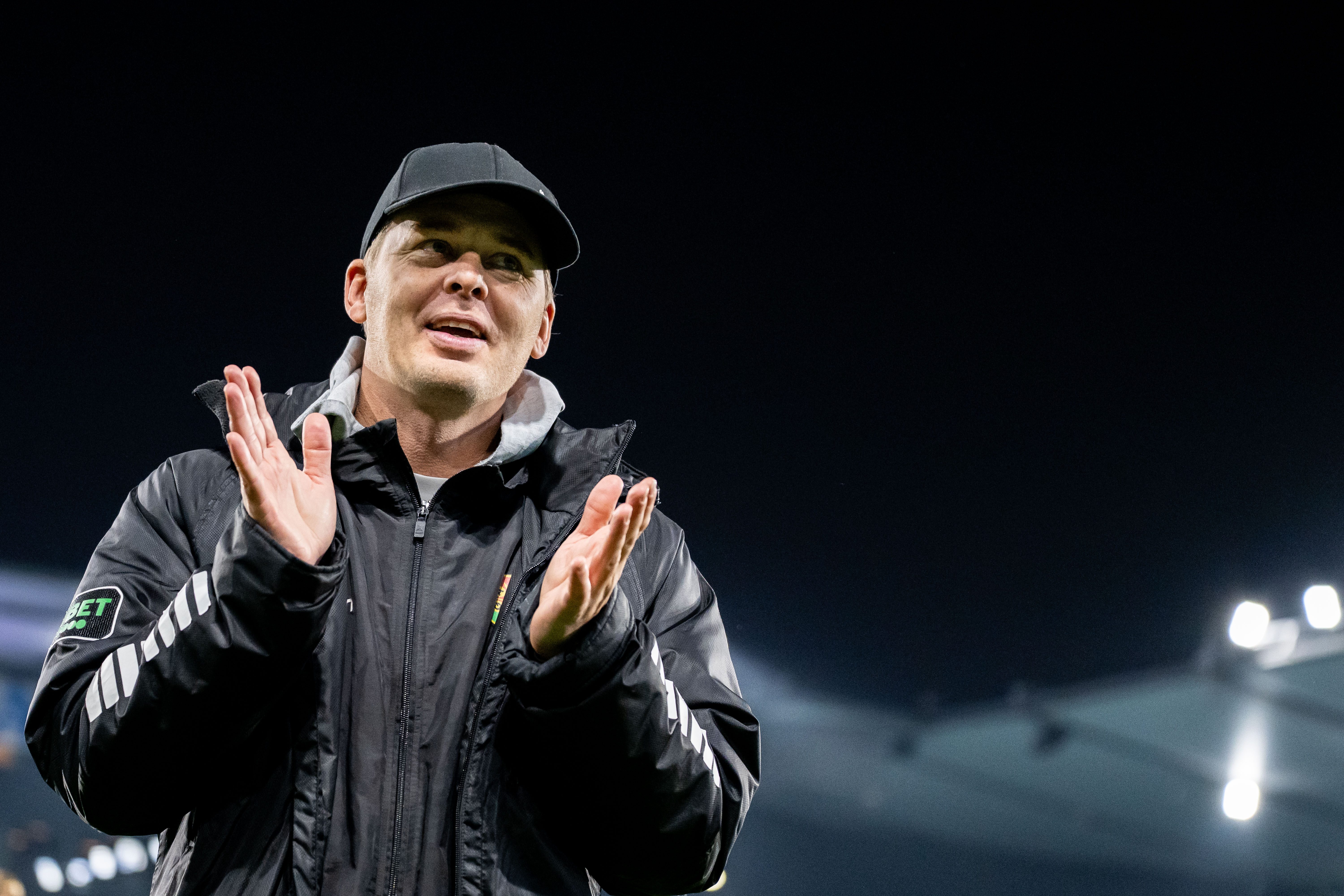 Officiellt: Succétränaren förlänger