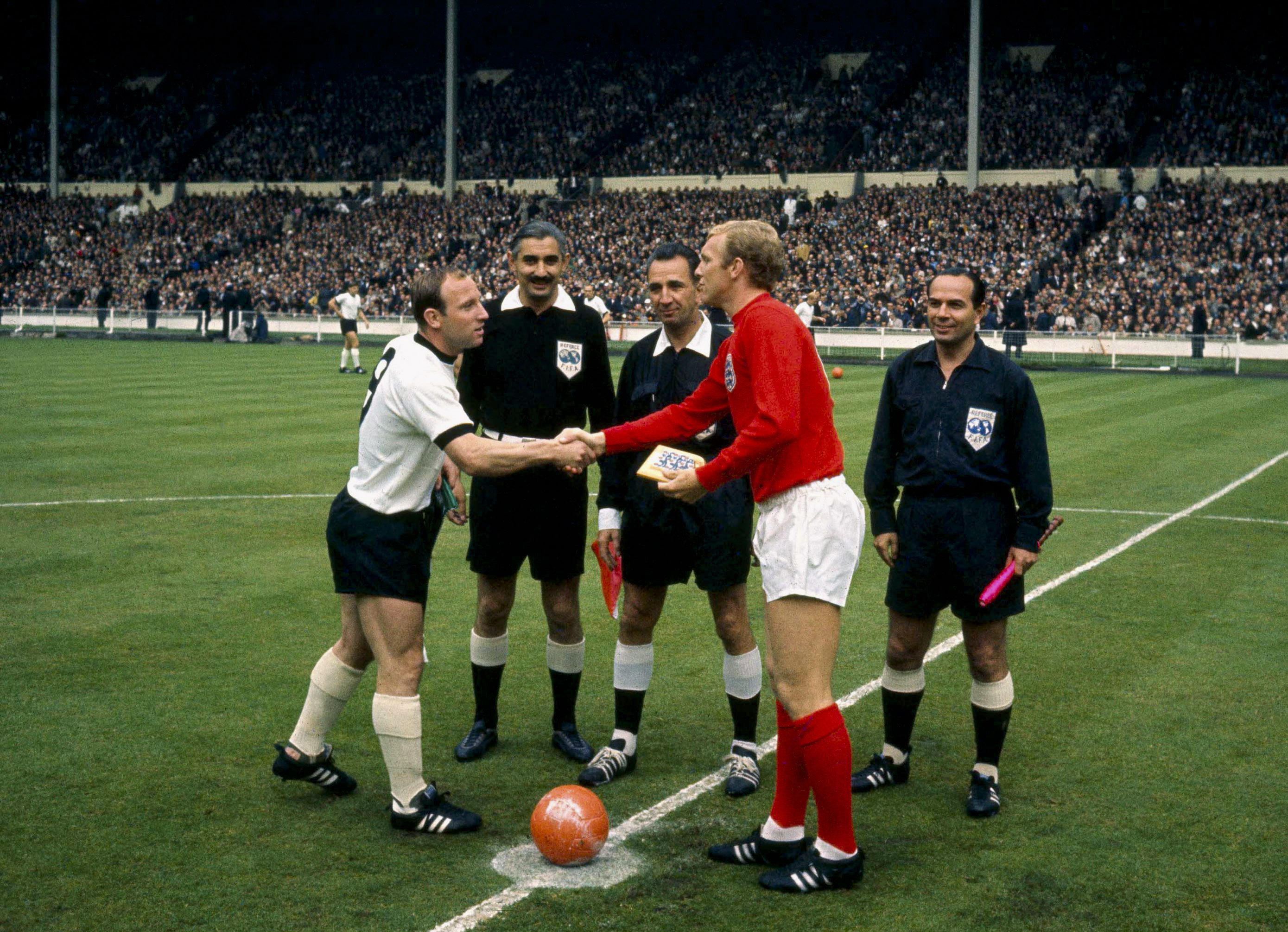 VM-minnen: Geoff Hurst och historiens mest omdiskuterade mål