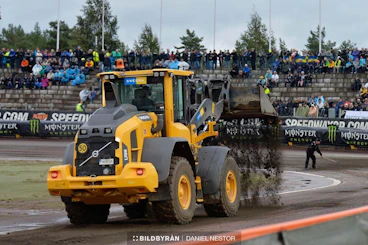 Bana reparerar SGP Målilla Traktor