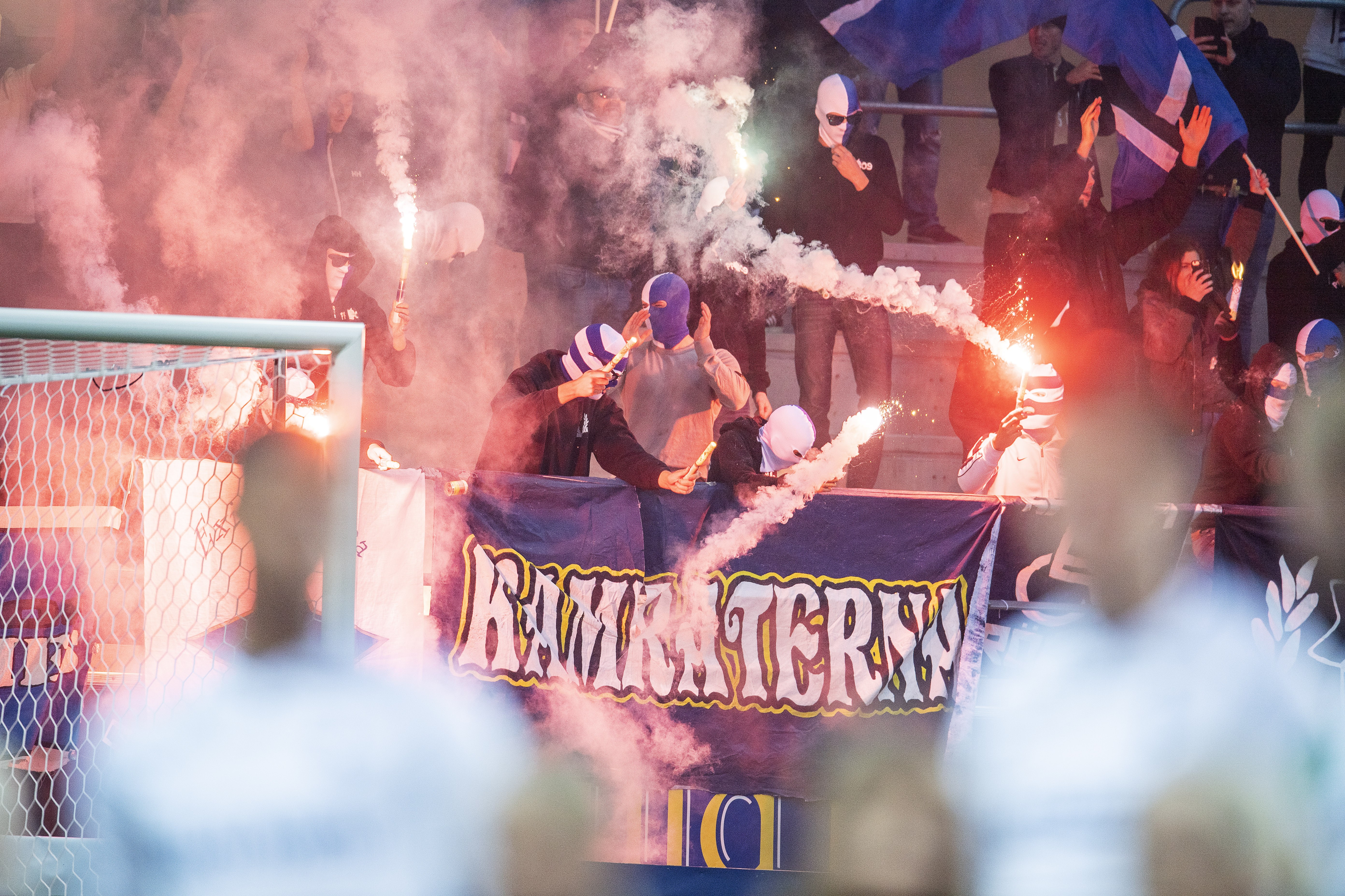IFK-supporter portas efter att ha försökt få in bengal