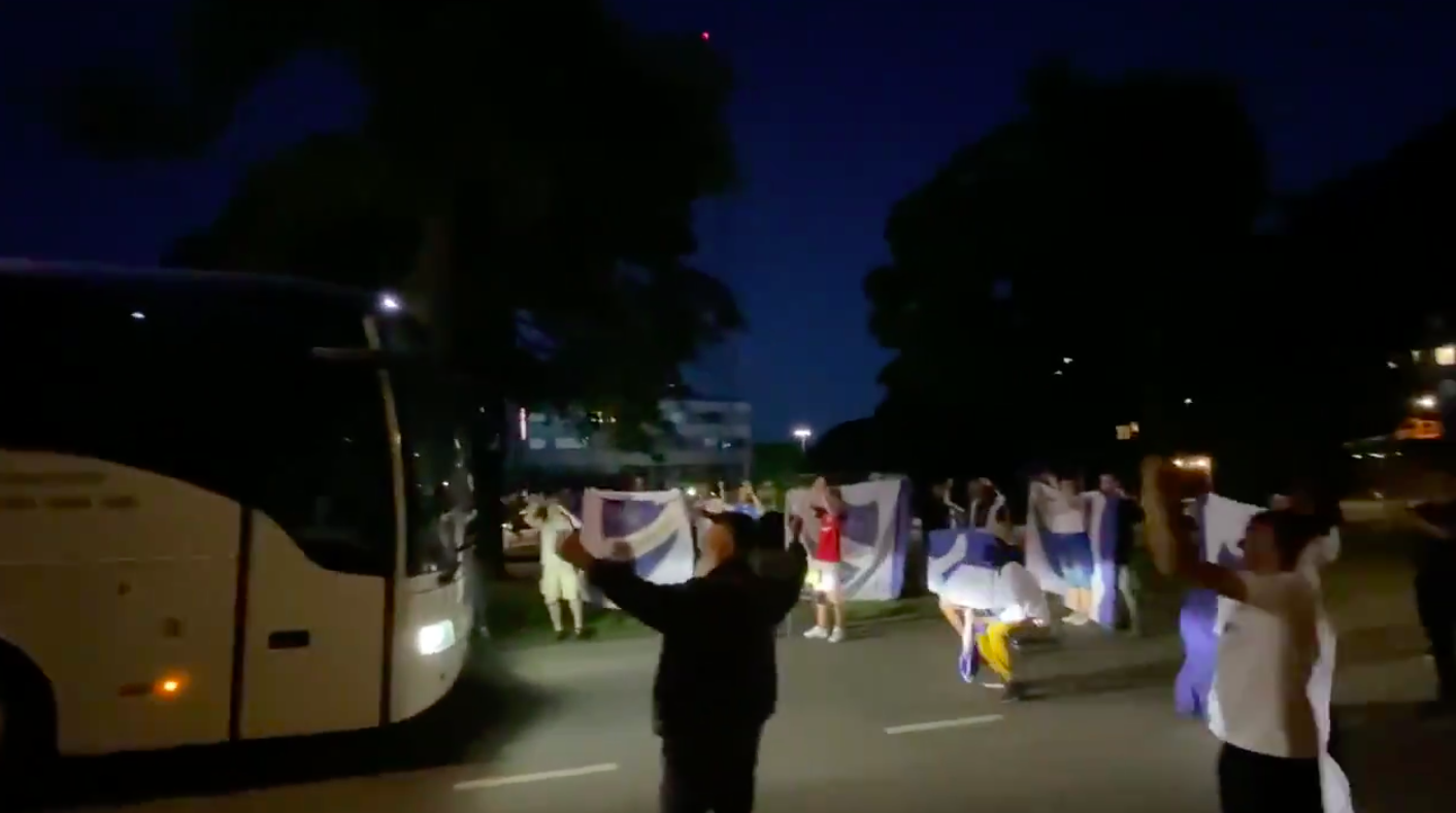 Fansen tog emot spelarbussen inatt