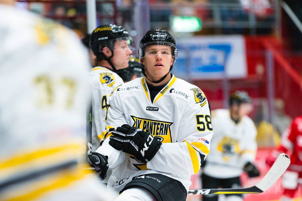 Den SHL-meriterade forwarden blir kvar i det allsvenska laget