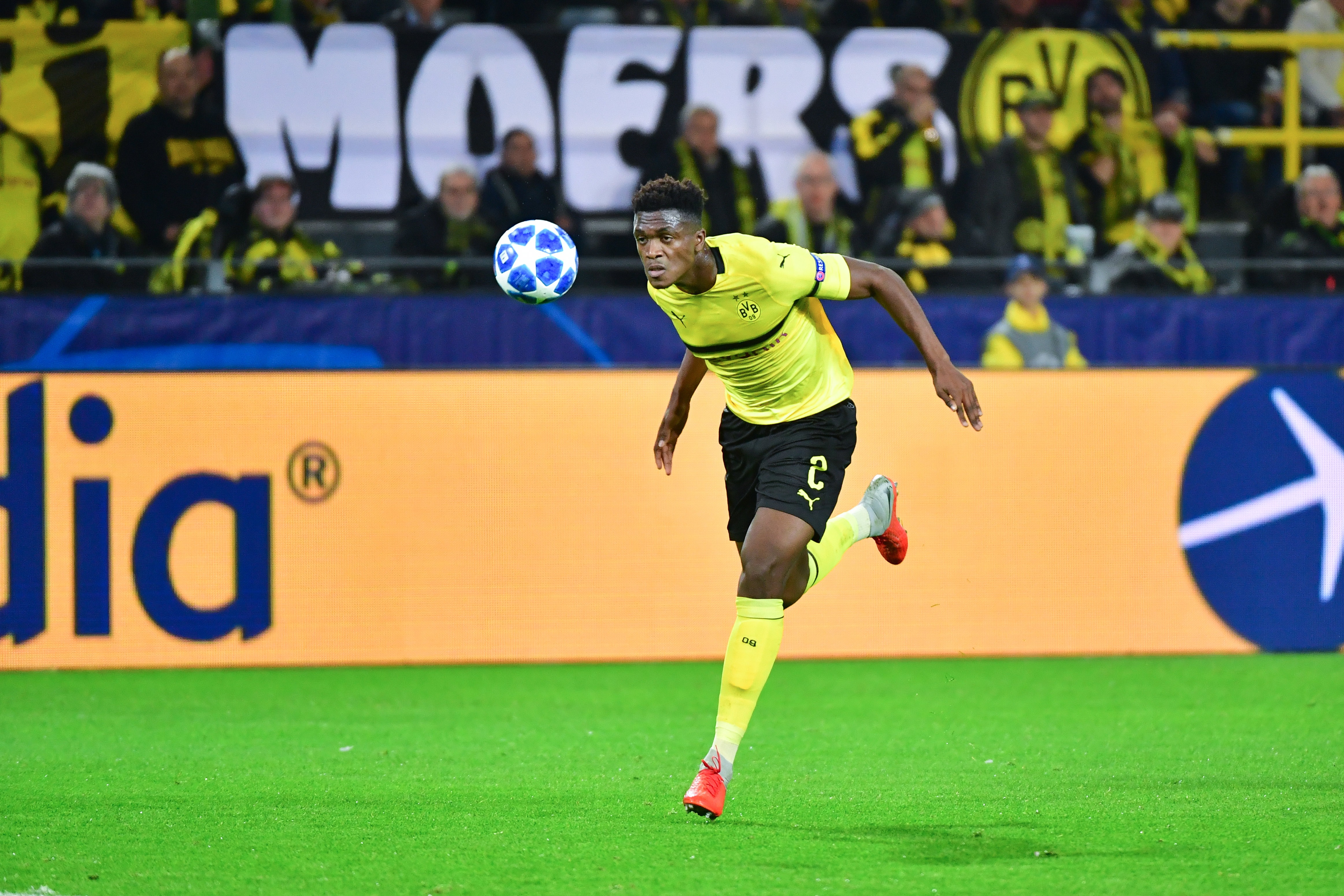 Försvararen kopplas ihop med Arsenal