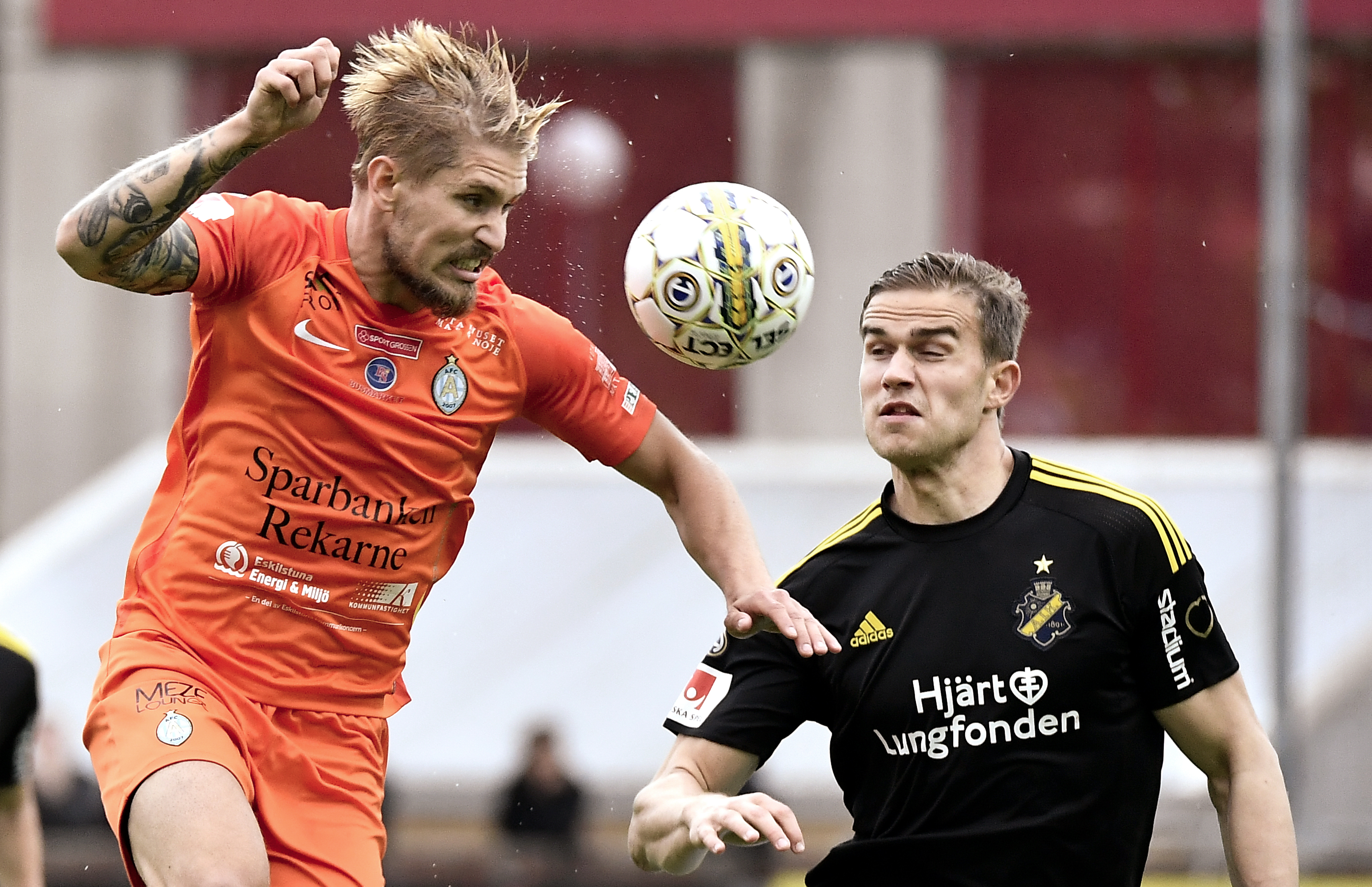 Två allsvenska klubbar vill värva försvararen