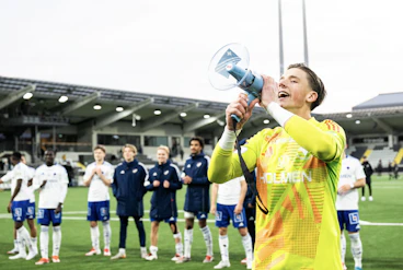David Andersson firar med Norrkopings supportrar