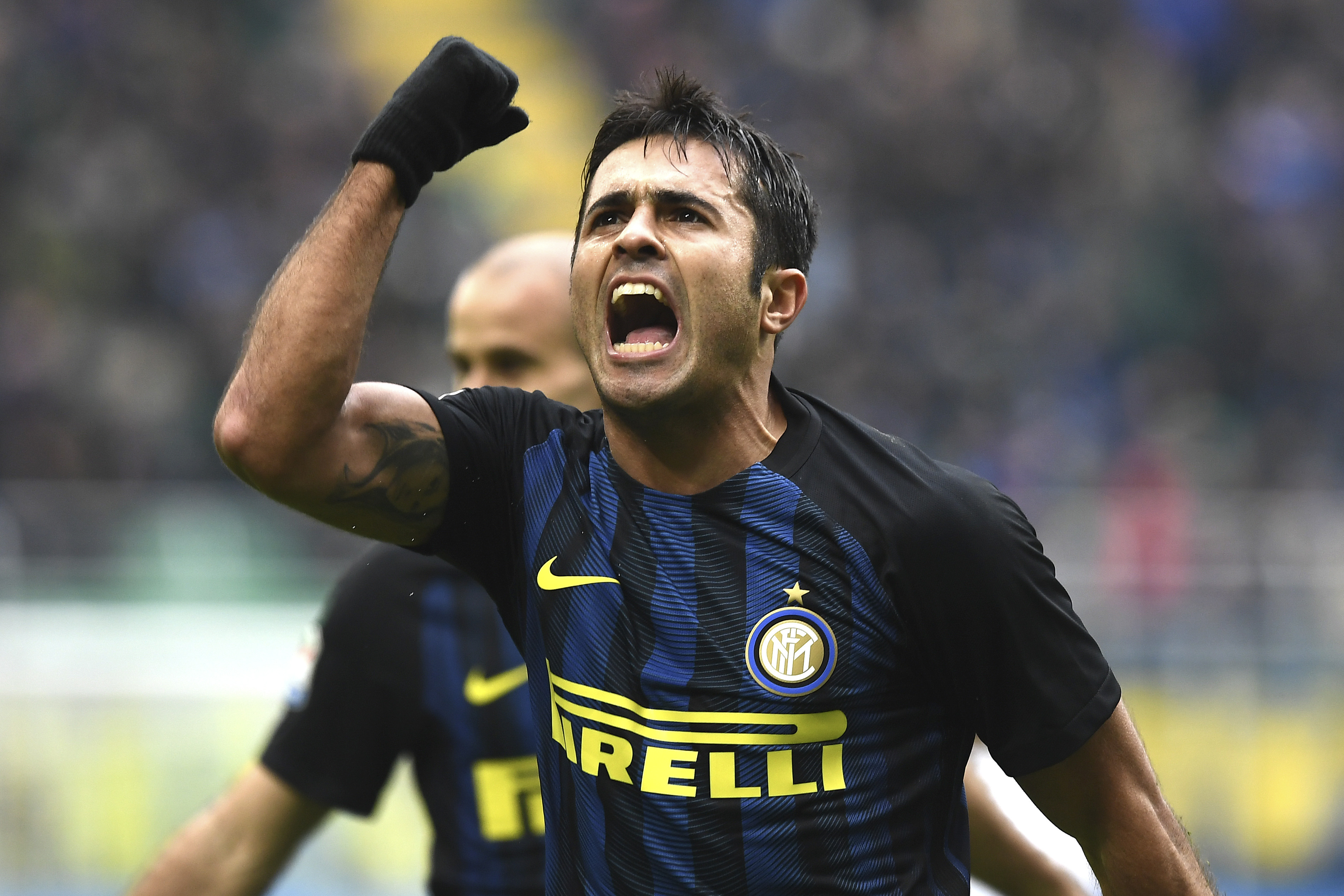 Anfallaren förlänger med Inter