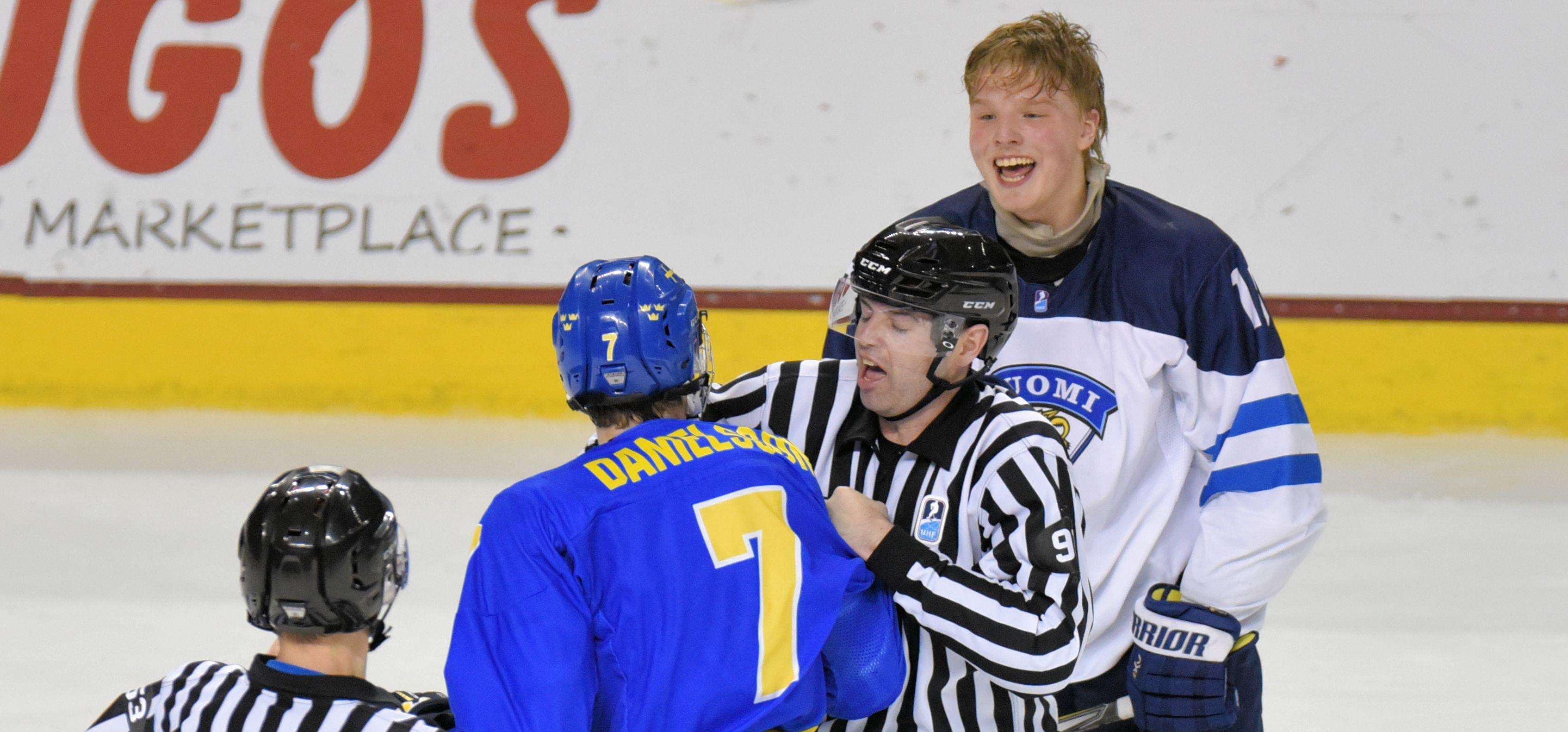 Den juniorlandslagsmeriterade finländaren hamnar i HockeyAllsvenskan