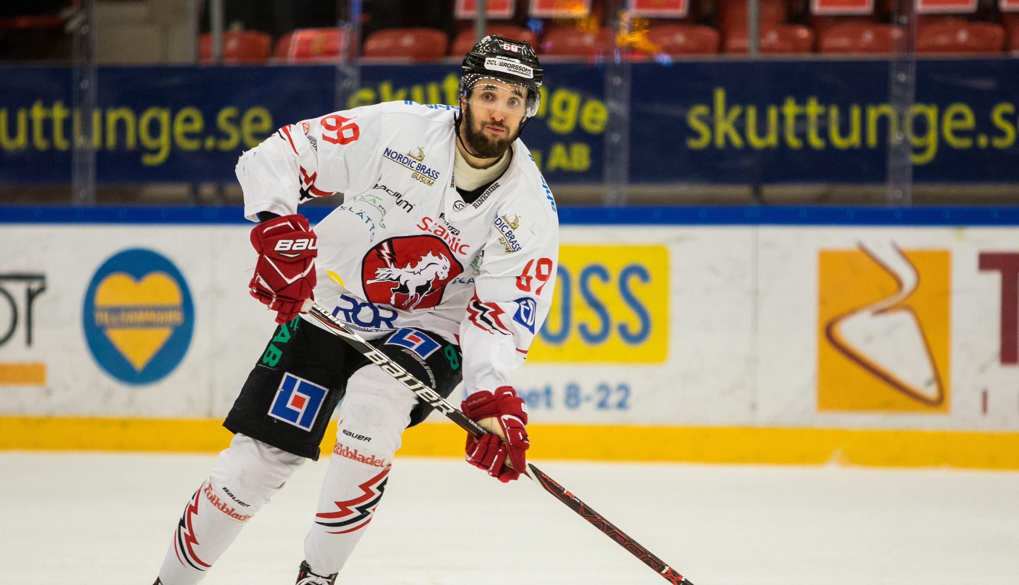 Forwarden med 154 allsvenska matcher på meritlistan hamnar i Hockeyettan-laget