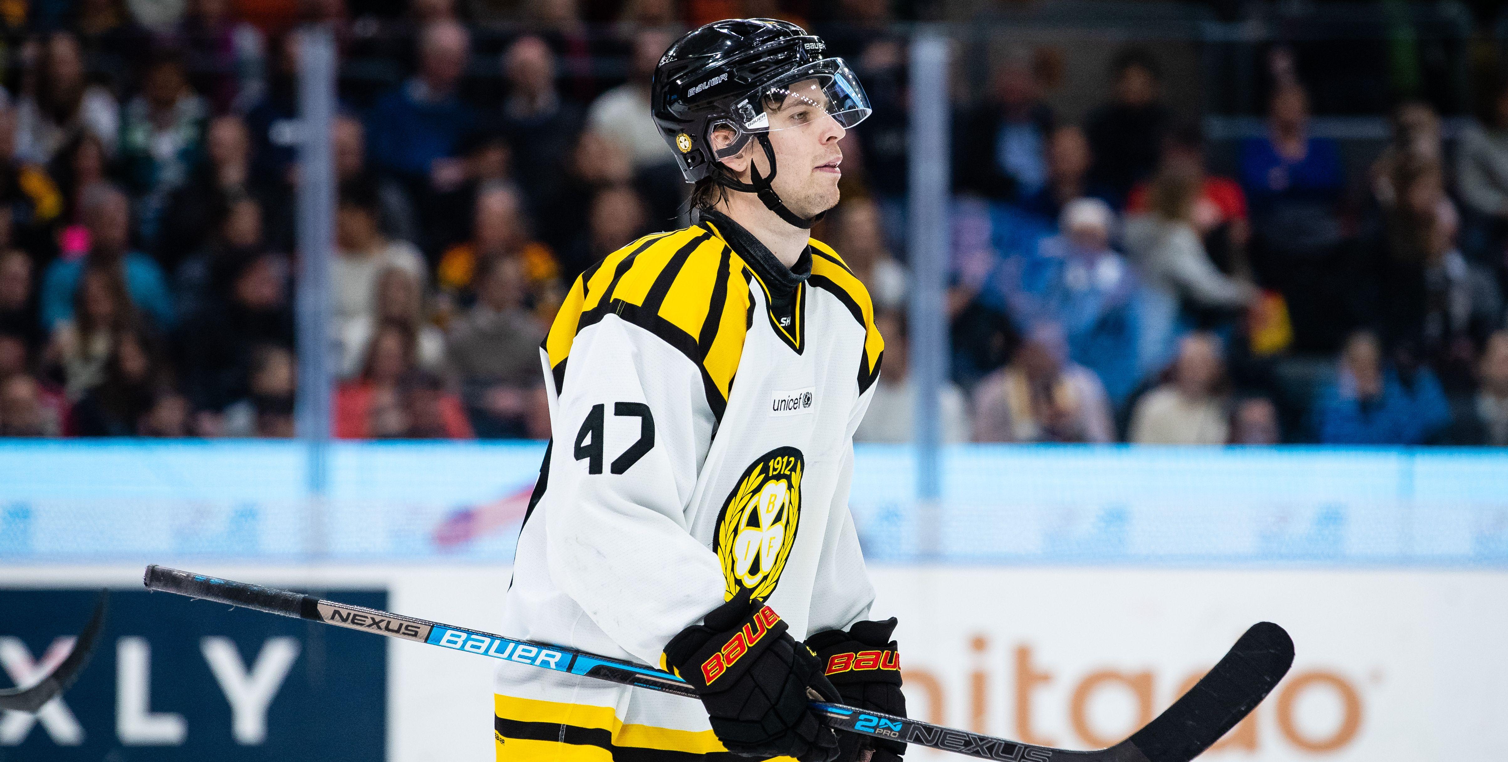 Den SHL-meriterade backen blir kvar i det allsvenska laget