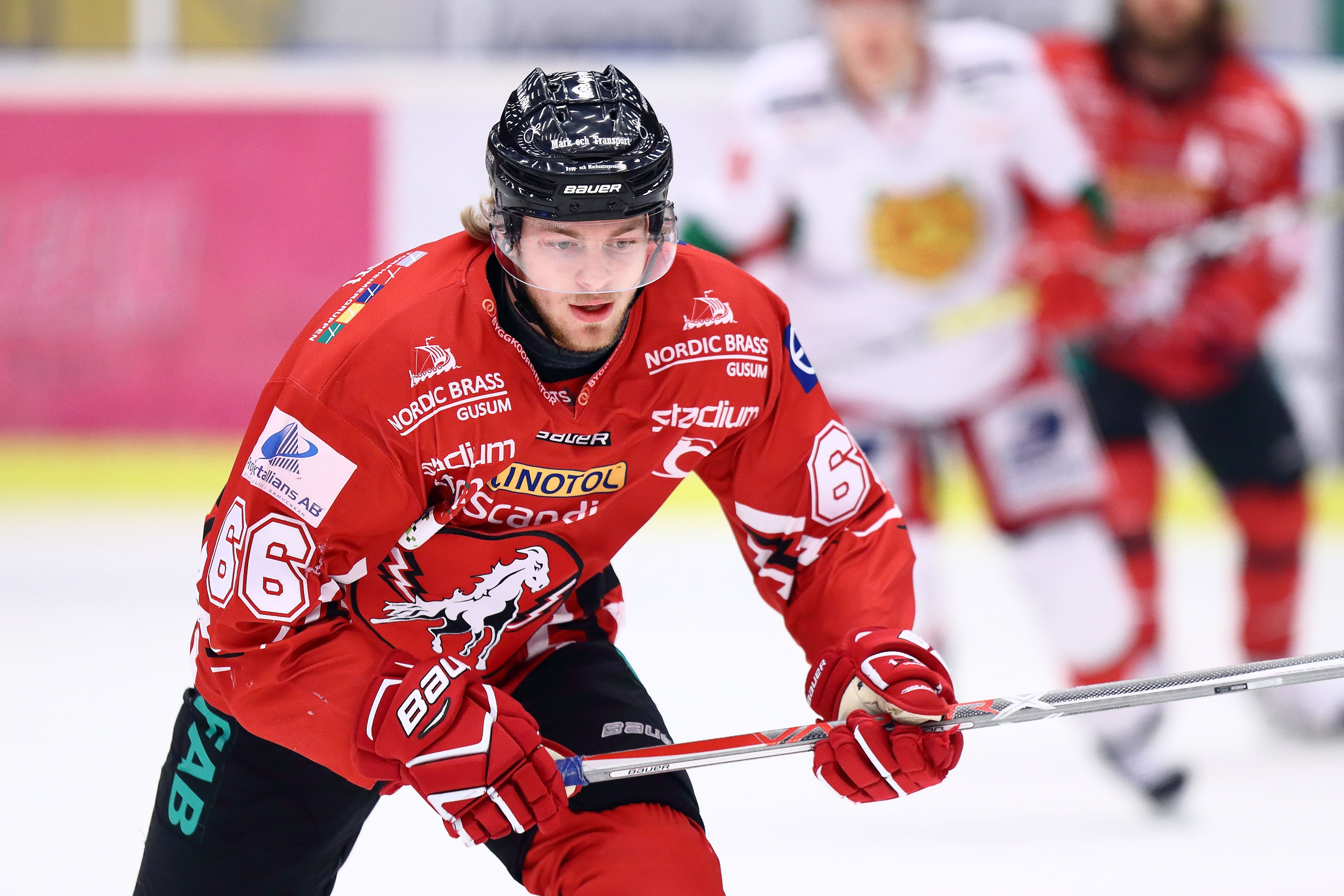 Forwarden med 93 allsvenska matcher på meritlistan blir kvar i Hockeyettan