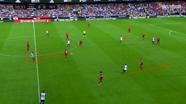 Fortsatter Lopning For Att Hamta Boll Rodrigo Har Kommit Ner Soler In Montoya Haller Bredd