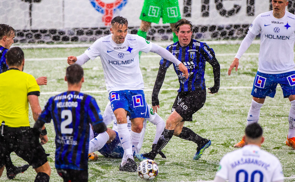 Snöfall och lika i premiären