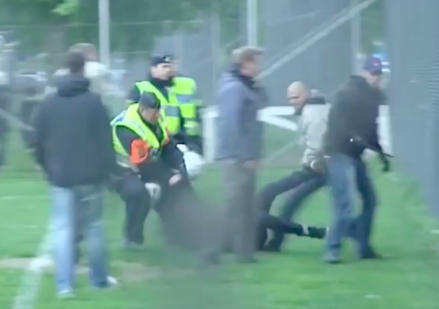 VIDEO: Fotbollshuliganer attackerar polisen