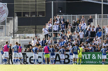 IFK Norrkoping pratar med supportrarna efter forlust