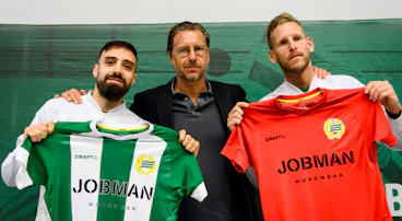 Jesper Jansson i mitten under en presskonferens anordnad av Hammarby dar de nya spelarna David Ousted och Abdul Khalili
