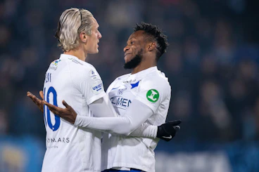 Jonthan Levi och Sammy Adegbenro firar