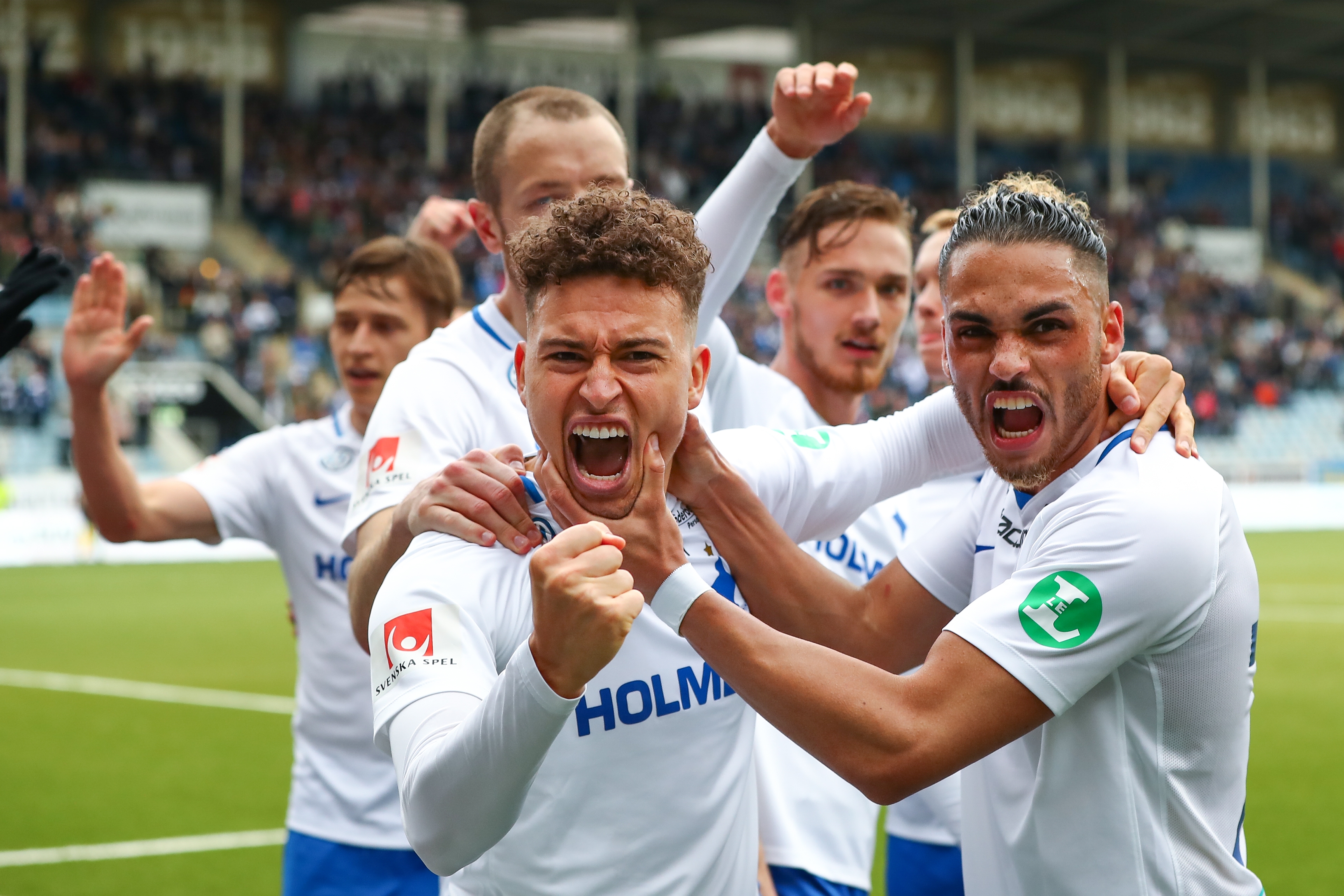 Peking ändrar i startelvan - Kalle Holmberg på bänken