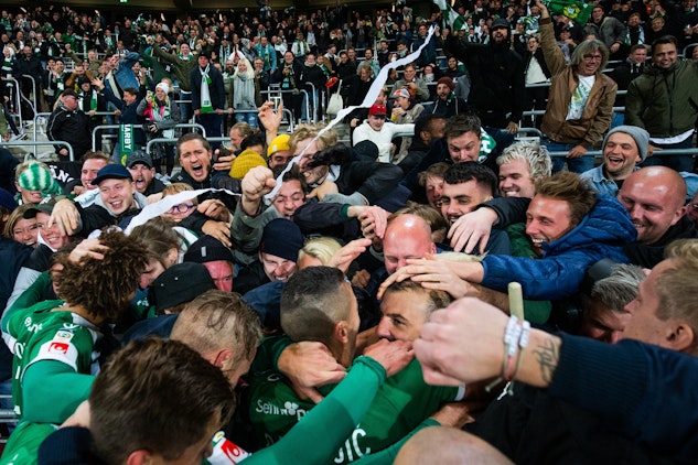 Kennedy Firar Med Fansen