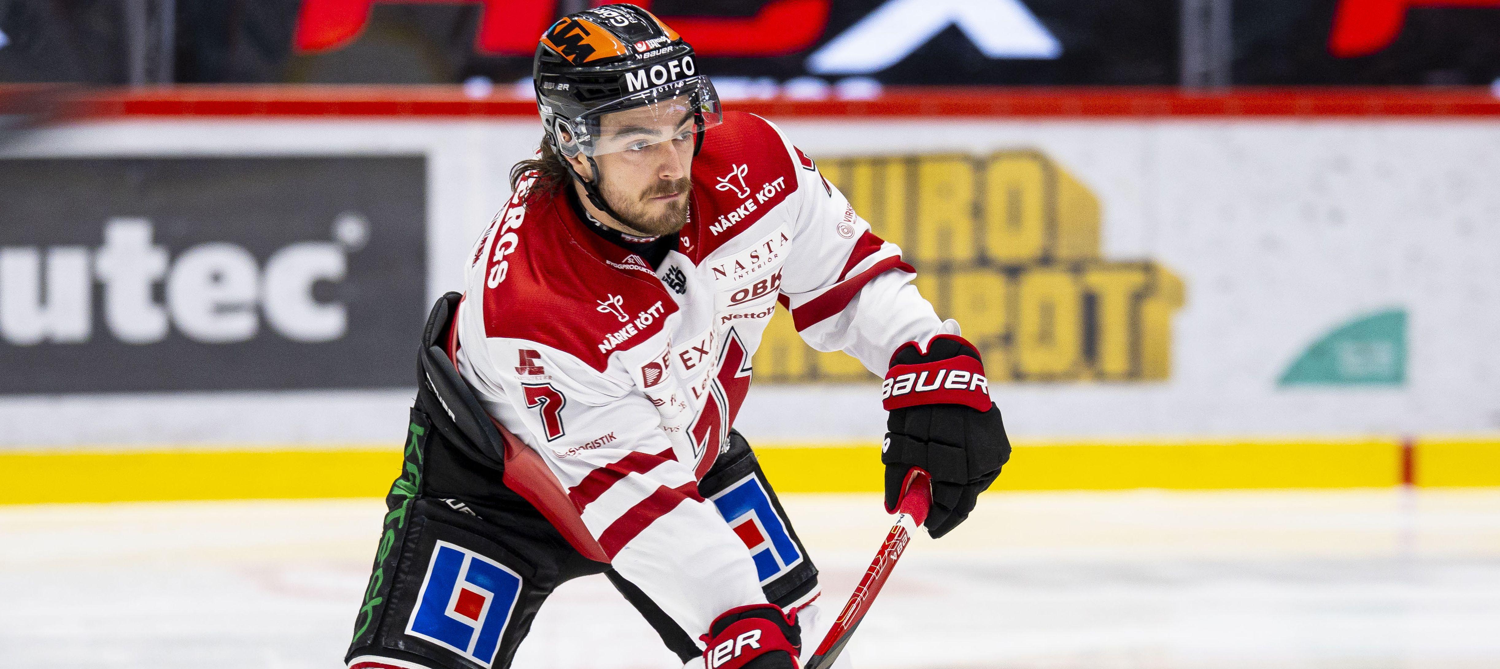 Den offensivt skicklige backen förlänger med SHL-klubben