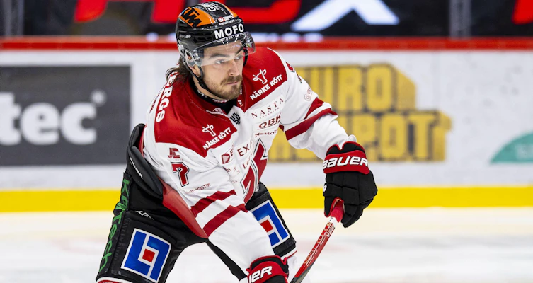Den offensivt skicklige backen förlänger med SHL-klubben