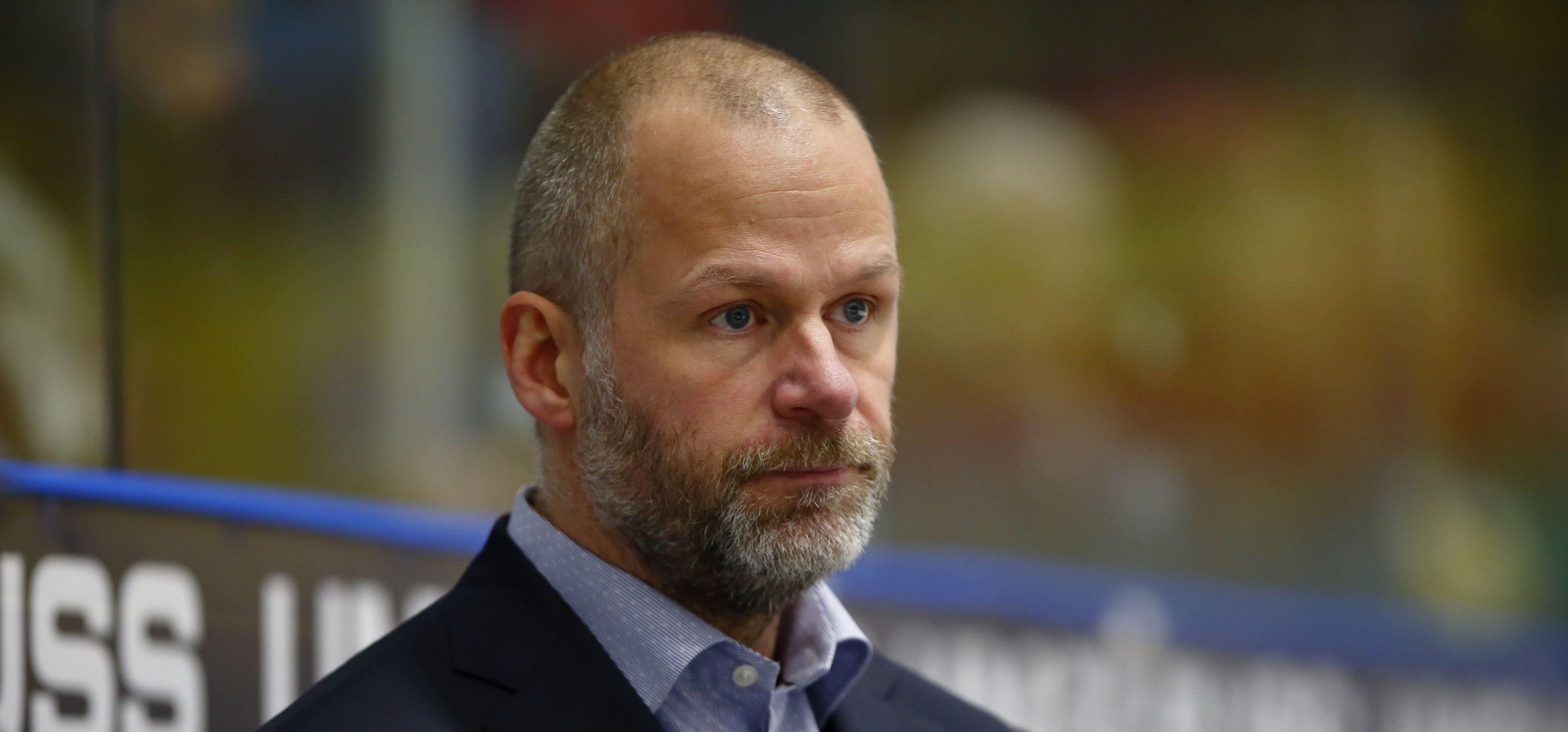 Markus Åkerblom: "Det jag ifrågasätter är att det aldrig är någon i massmedia som ifrågasätter vad de 22 spelarna på isen gör för något"