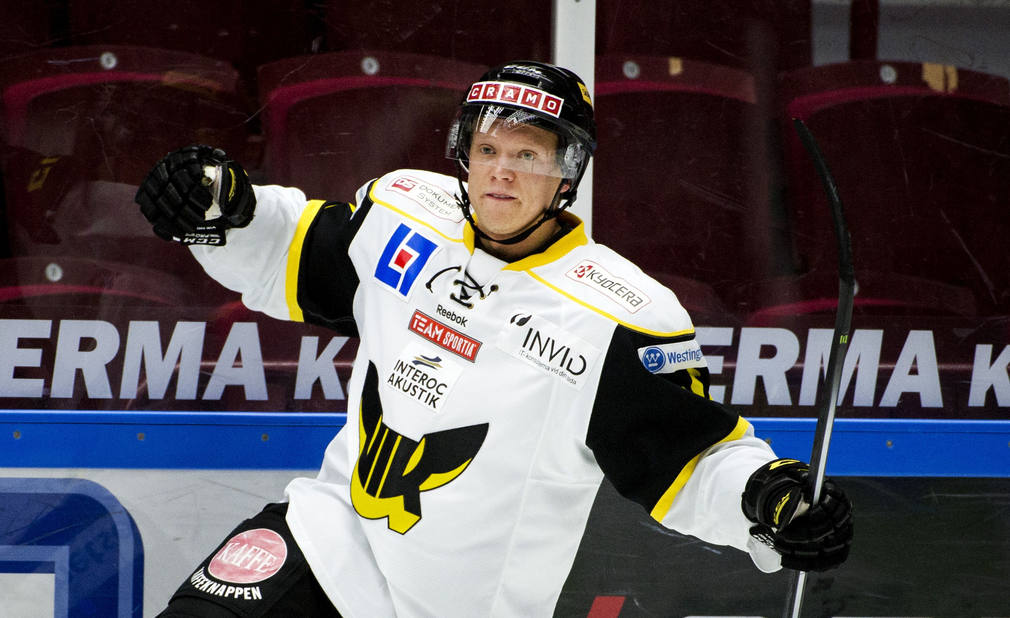 Centern med 167 allsvenska matcher på meritlistan blir kvar i Hockeyettan-laget