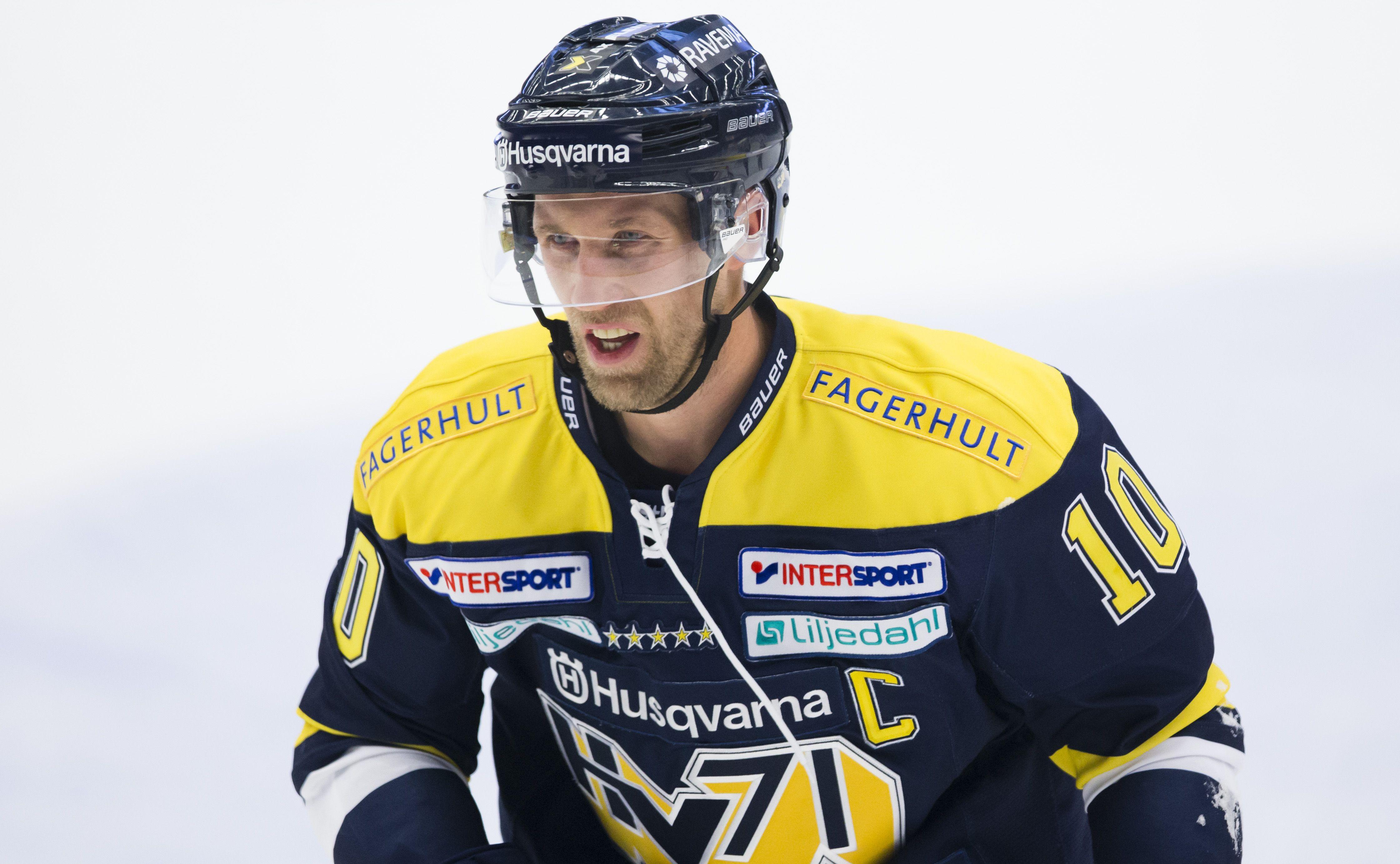 Tre spelare lämnar HV71
