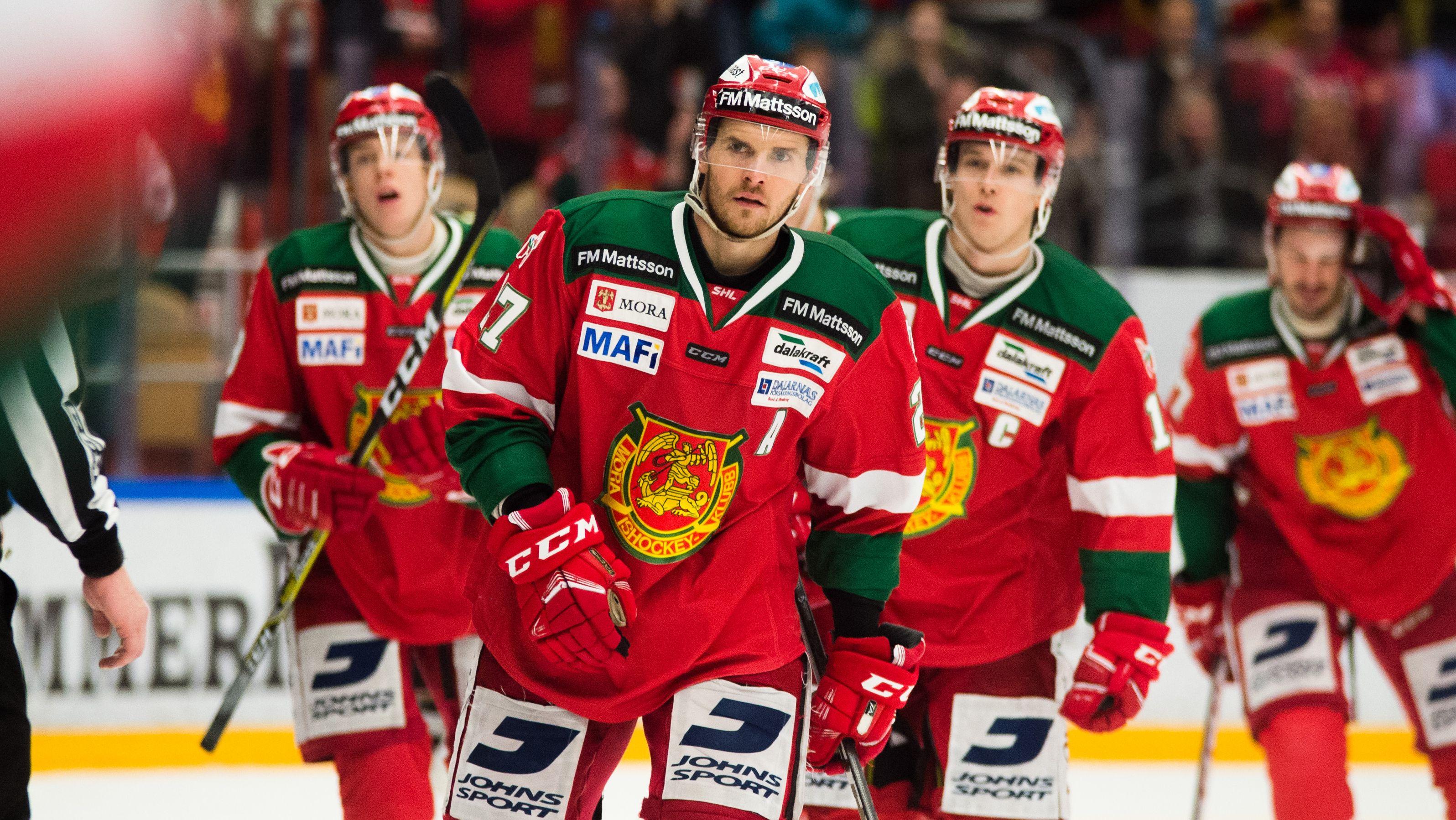 Forwarden har förlängt kontraktet med Mora