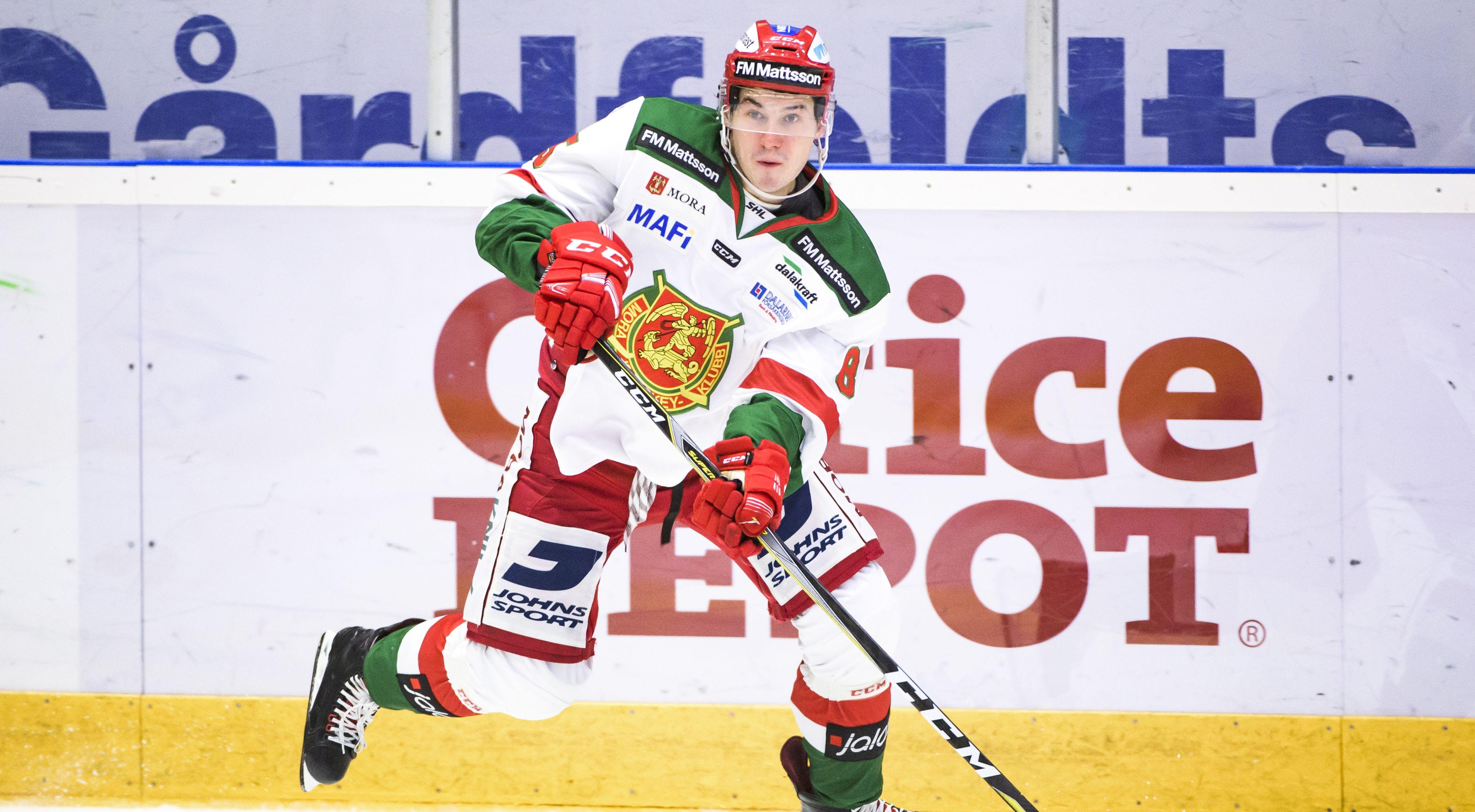 Mora plockar tillbaka forwarden