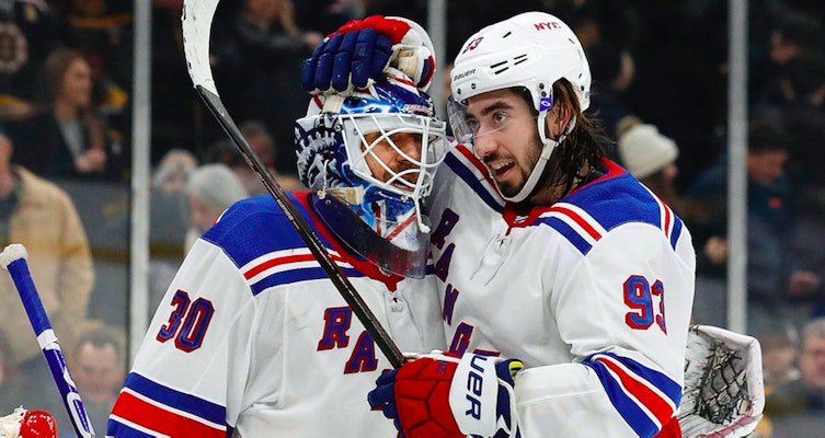 Poängsuccé för svensken - leder poängligan i NHL