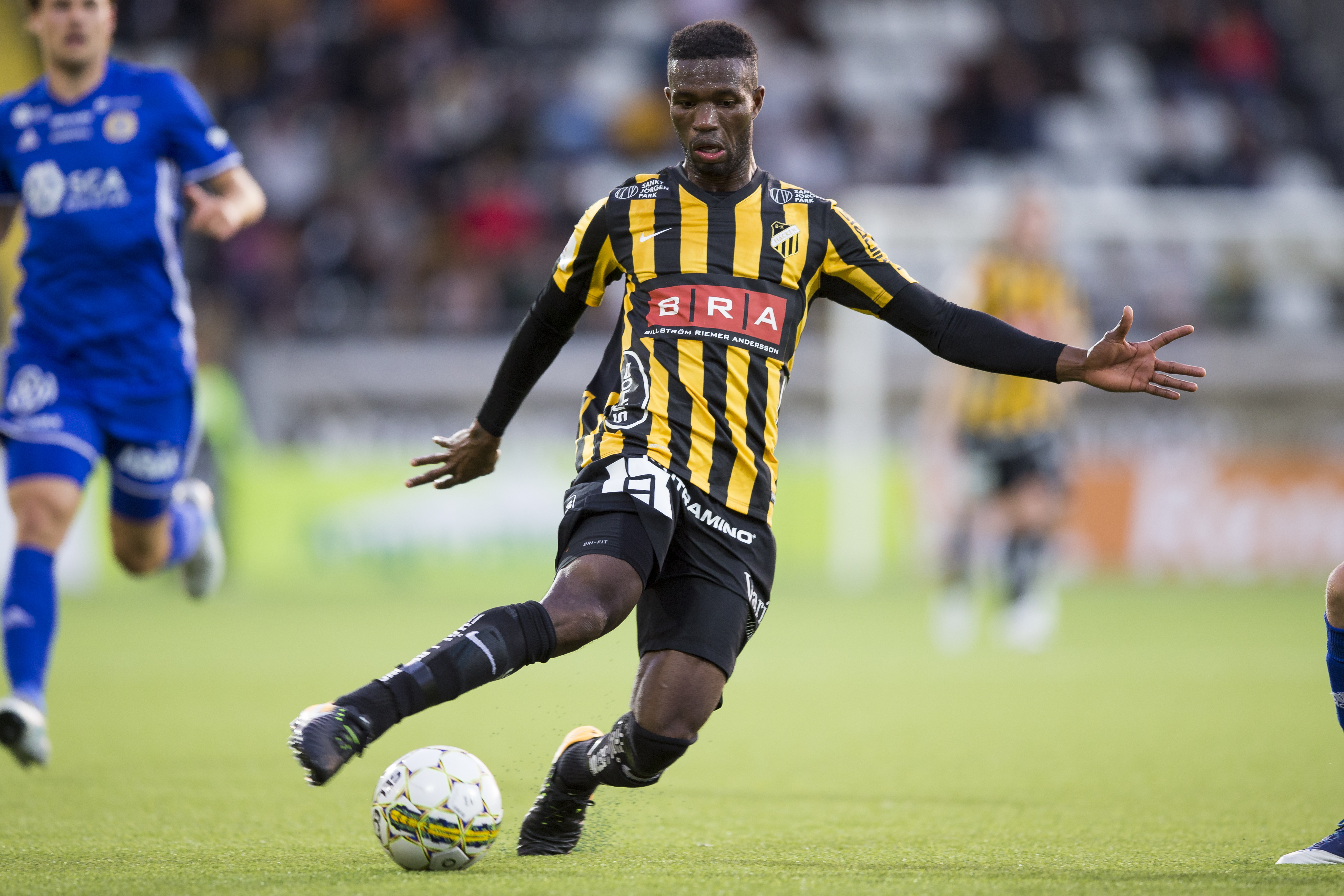 Mittfältaren jagas av holländska klubbar