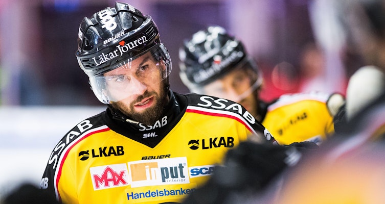 Niklas Olausson hyllas av Robin Kovacs