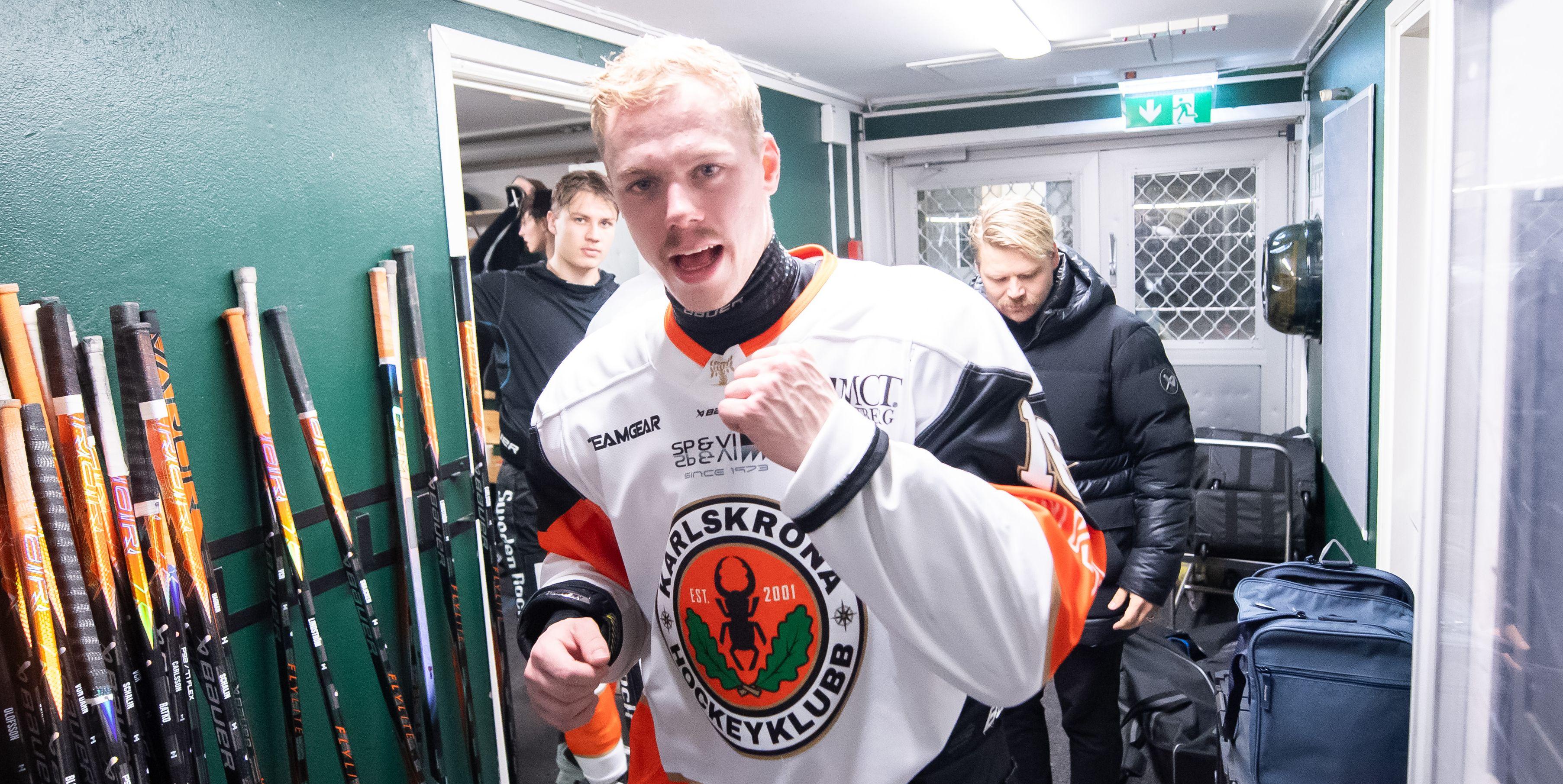 Den SHL-meriterade forwarden blir kvar i Hockeyettan