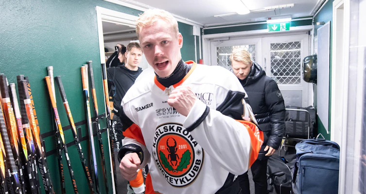Den SHL-meriterade forwarden blir kvar i Hockeyettan
