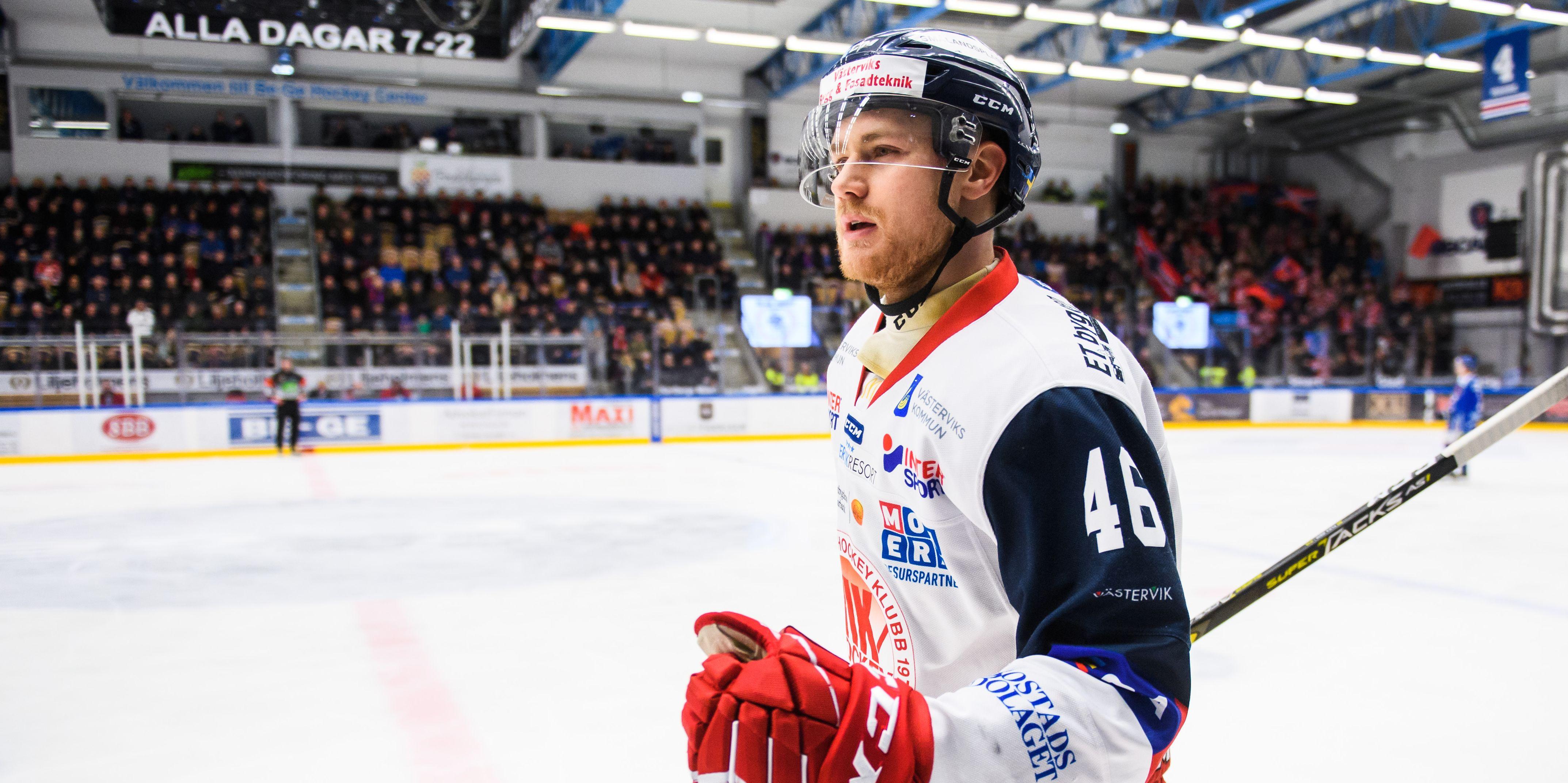 Centern med 95 matcher i HockeyAllsvenskan förstärker Hockeyettan-laget
