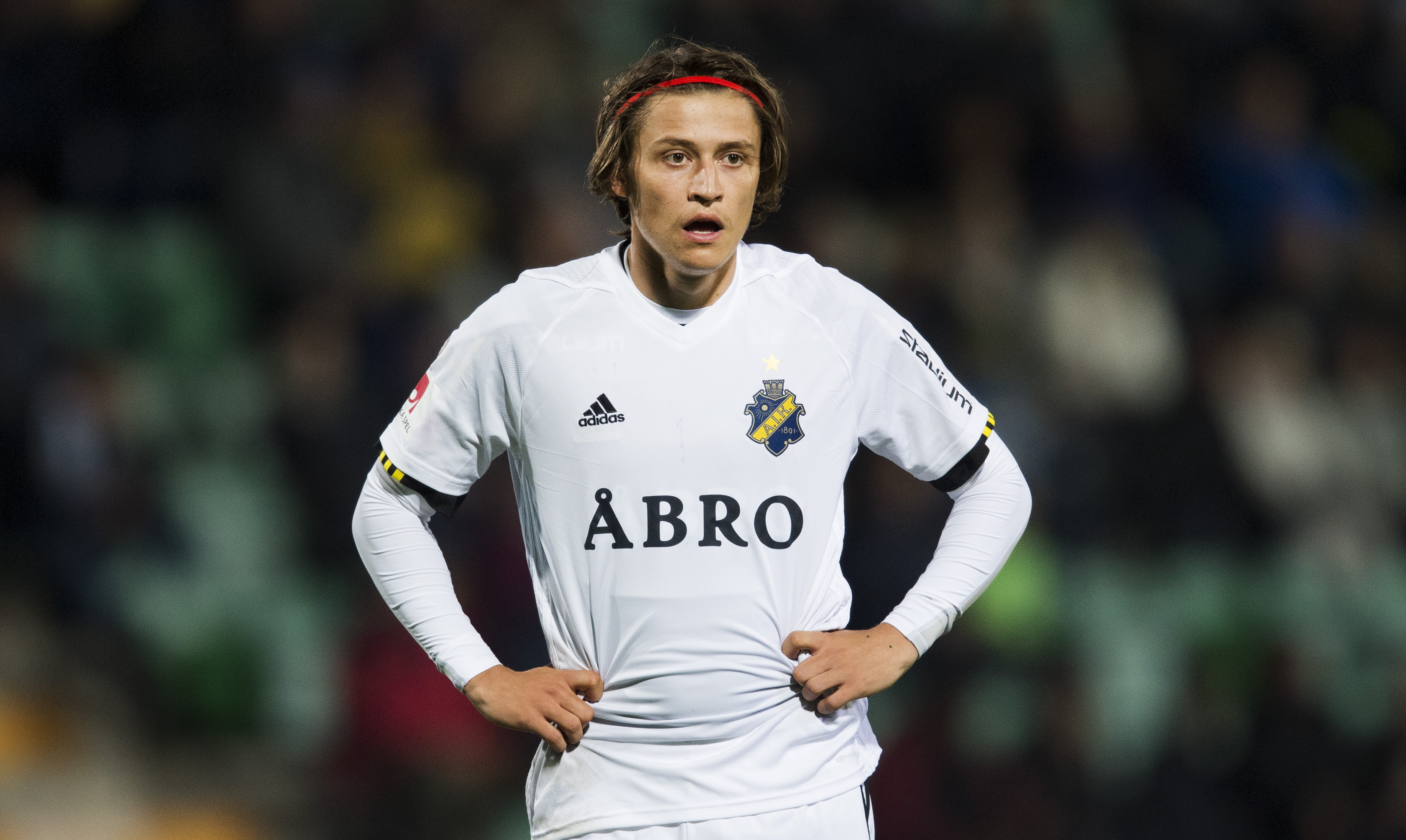 Den allsvenska klubben utmanar Malmö FF om Simon Thern
