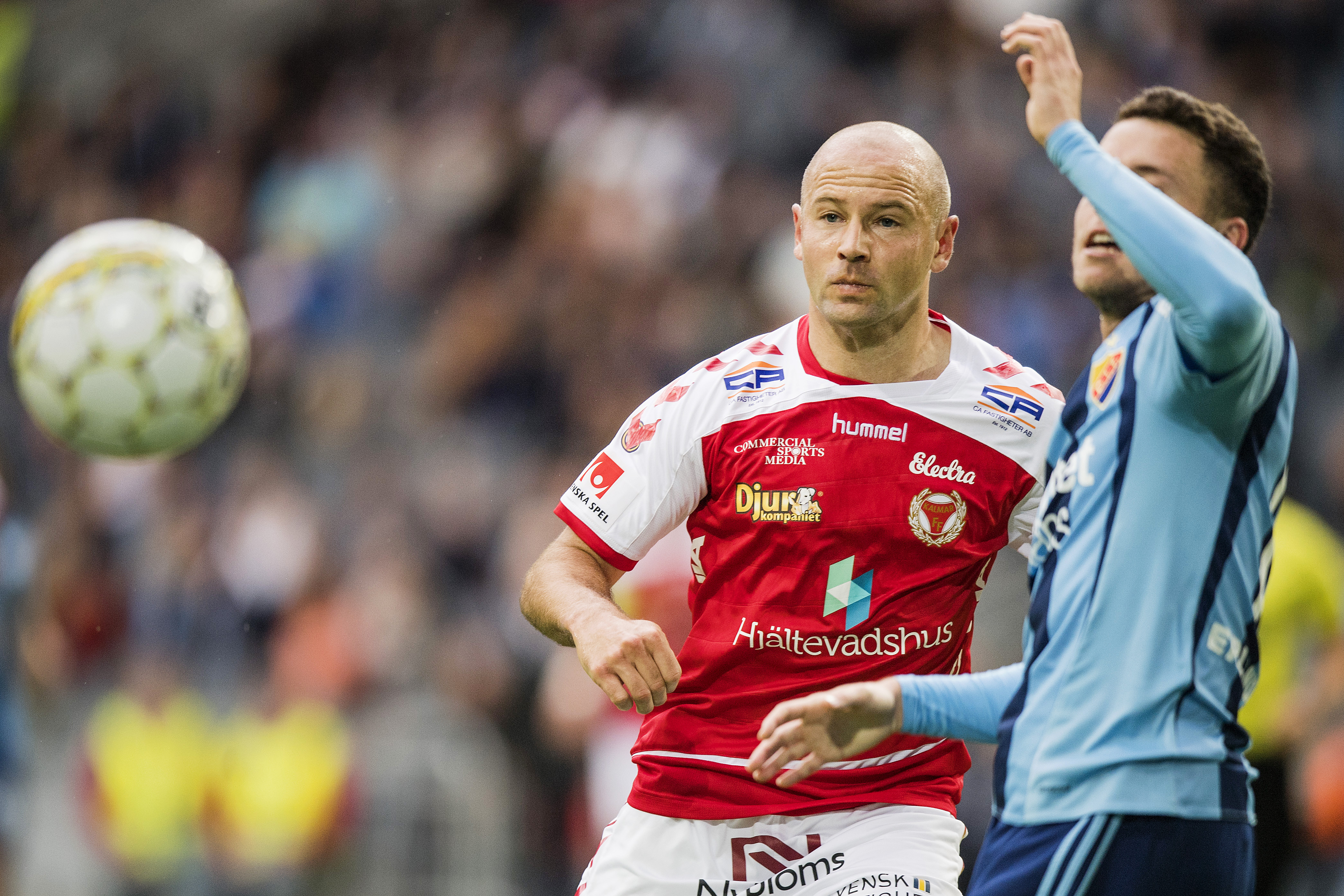 Försvararen lägger av - men kan stanna i klubben