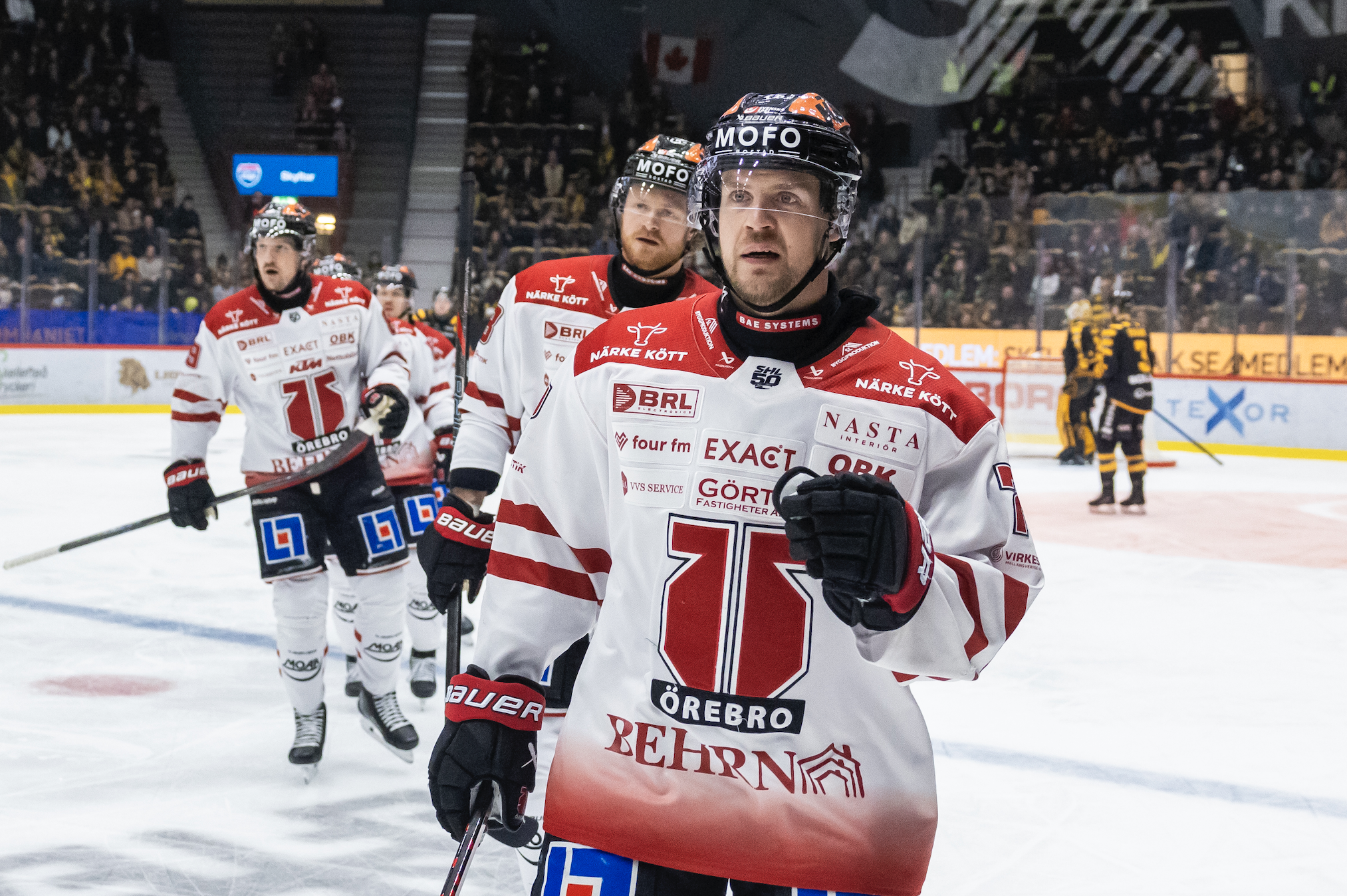 Värvar två spelare från SHL