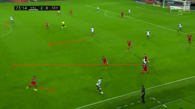 Vaggspel Med Santi Mina Som Ger Frilage