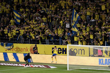 Viktor Gyokeres med svenska supportrar foto Simon Hastegard